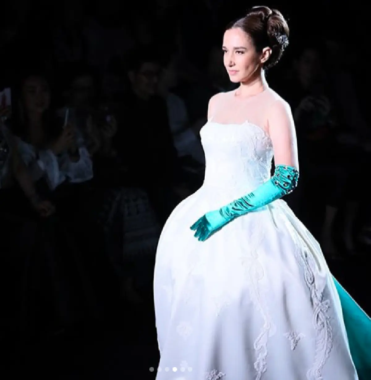 “เยลหลี” วัย 50 หวนเดินแบบอีกครั้ง ด้าน “วิลลี่” หวาน ชมภรรยายกใหญ่