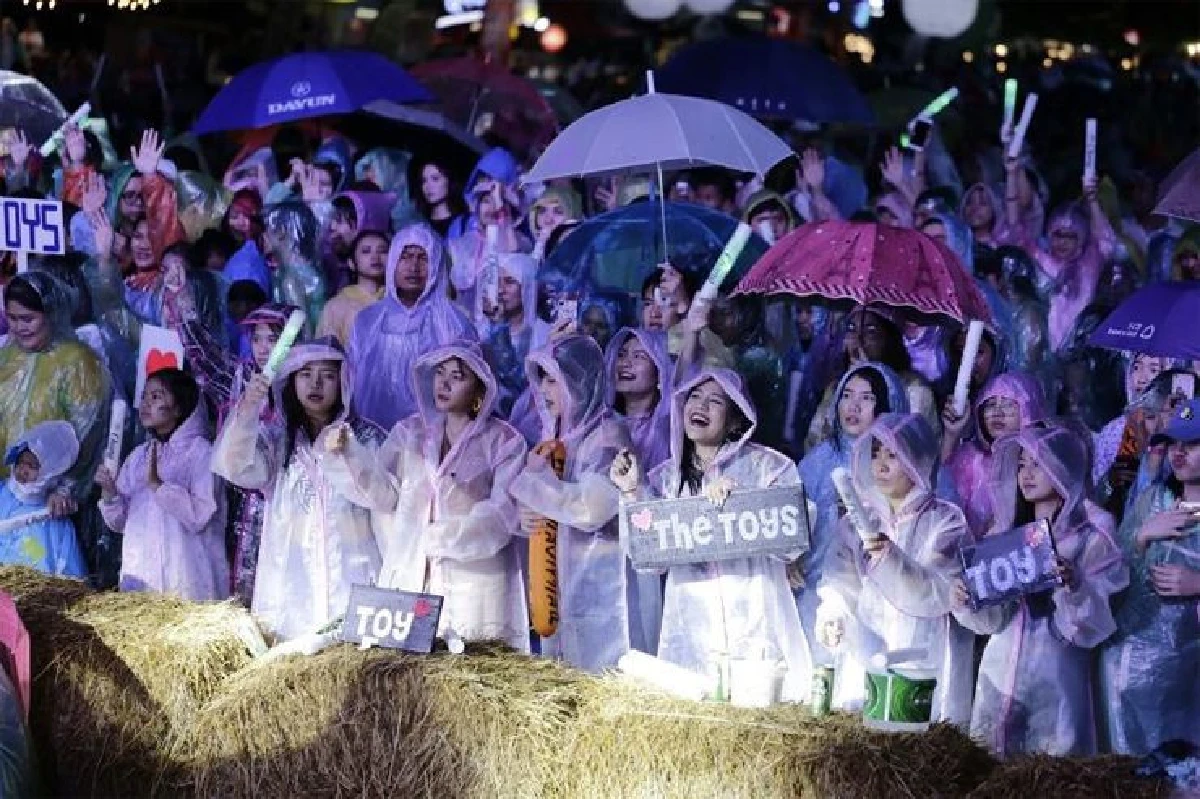 คอนเสิร์ตกลางสายฝน พร่ำเพลงรัก