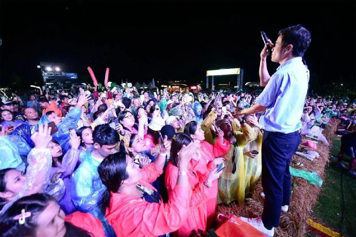 คอนเสิร์ตกลางสายฝน พร่ำเพลงรัก