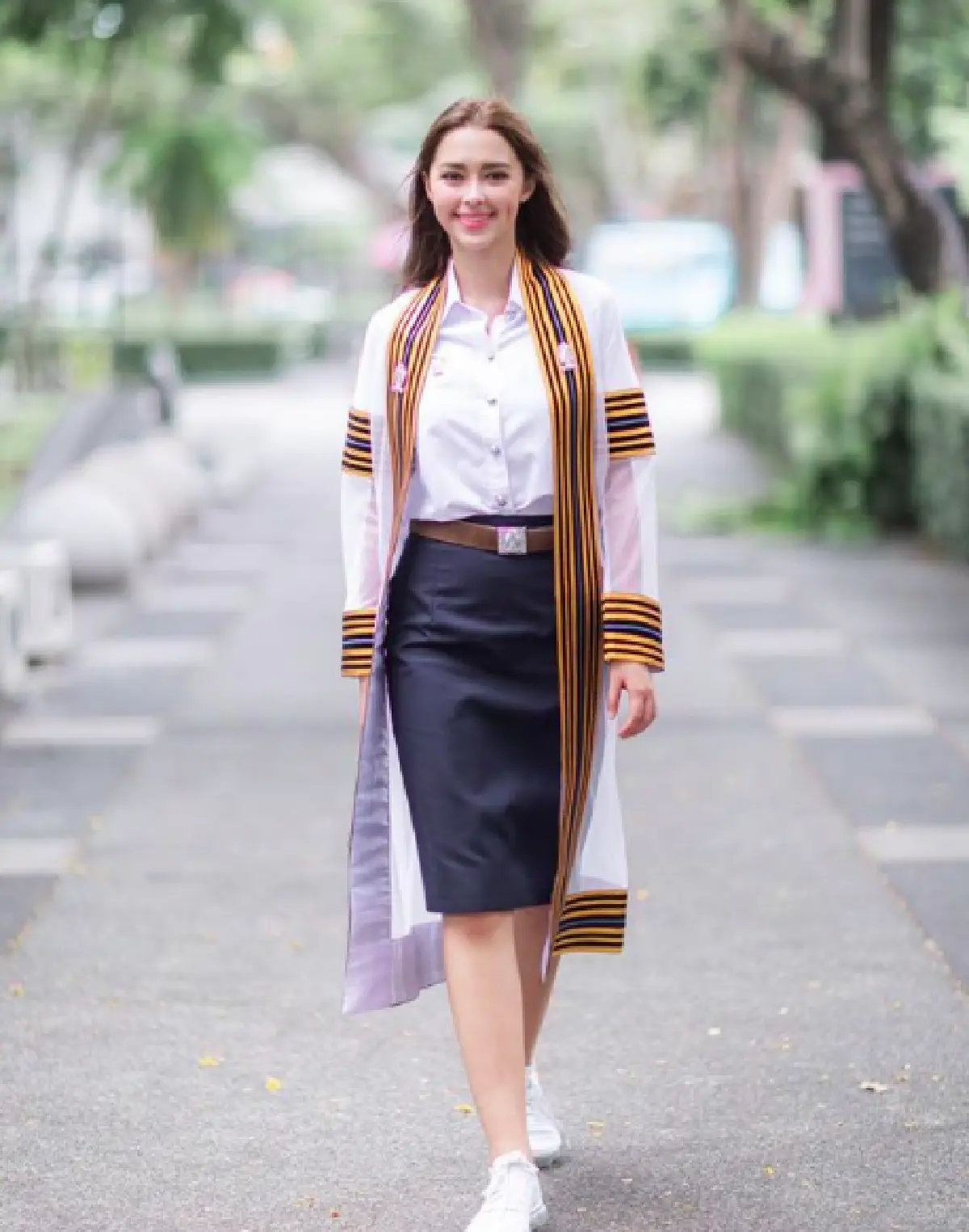 ส่องภาพ “แพทริเซีย” ในชุดครุย ด้านหวานใจไฮโซ “พีช” ขอร่วมเคียงข้าง