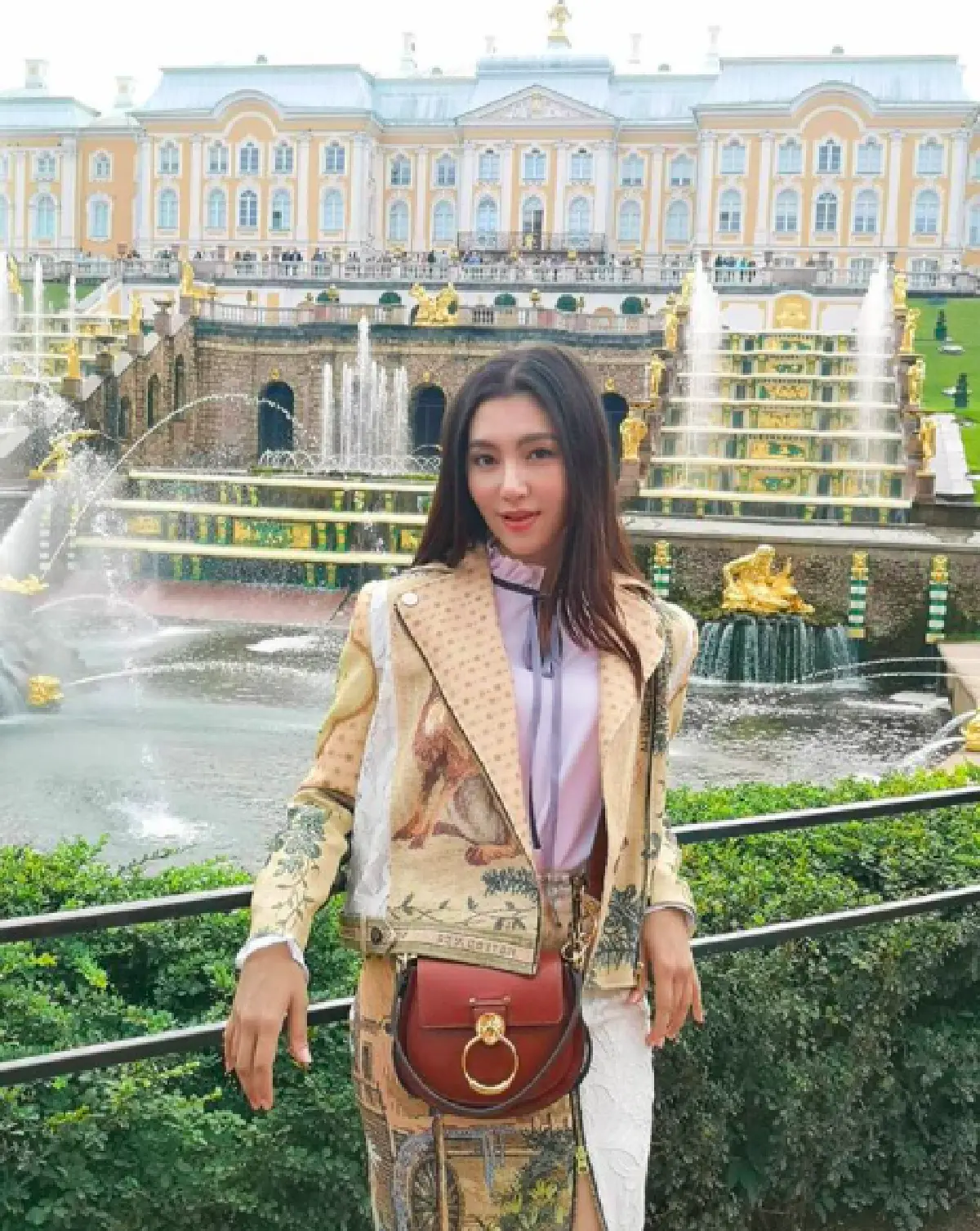 “เบลล่า” ว่าไง!? หลังมีคนตั้งกระทู้ถาม "ไม่มีคนช่วยดูเรื่องคอสตูมเวลาออกงานหรอ”