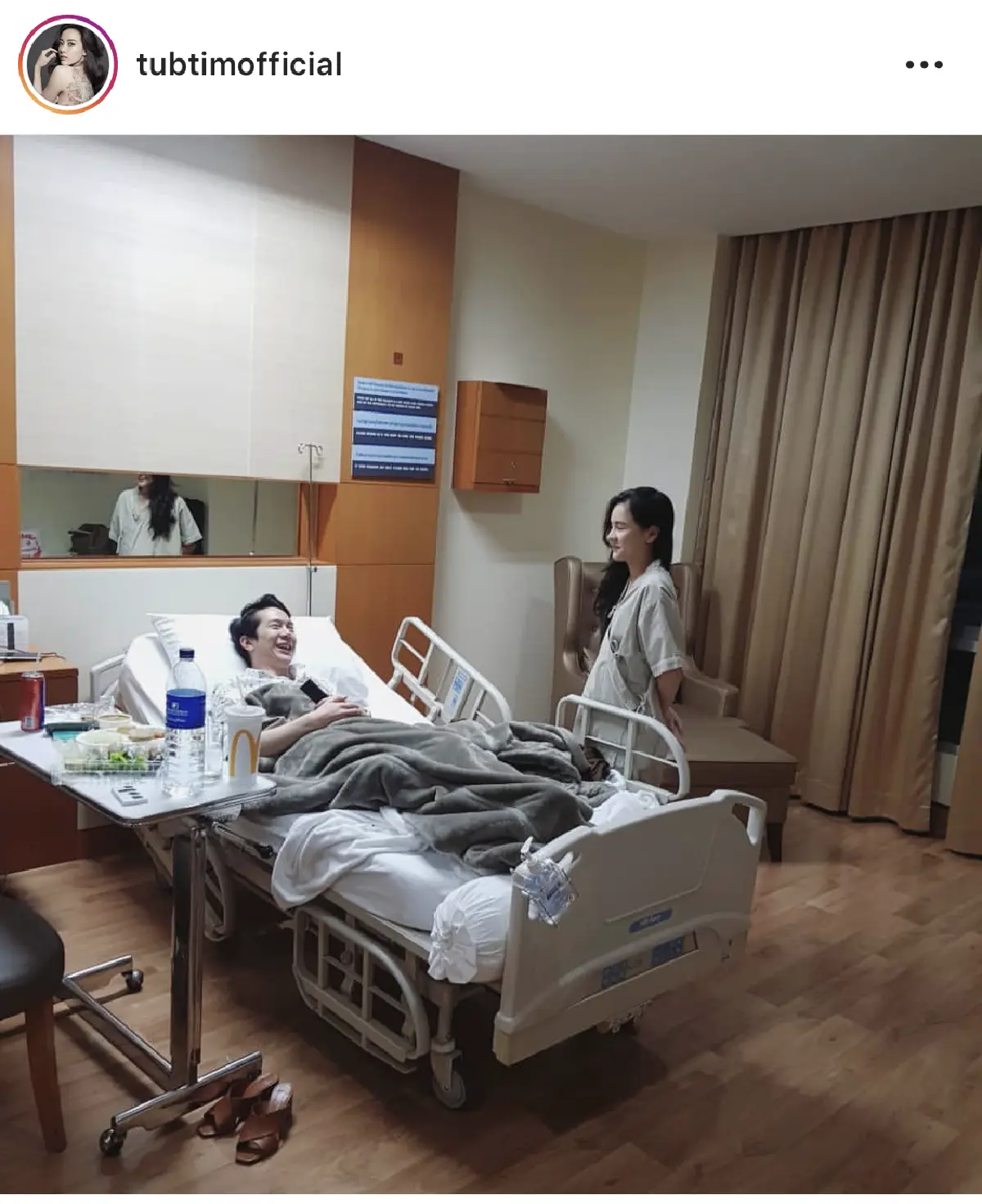 ดูแลไม่ห่าง! “แอมป์” ตามเฝ้าถึงเตียงหลัง “ออม” วูบอีกครั้ง ถูกส่งตัวเข้ารพ.