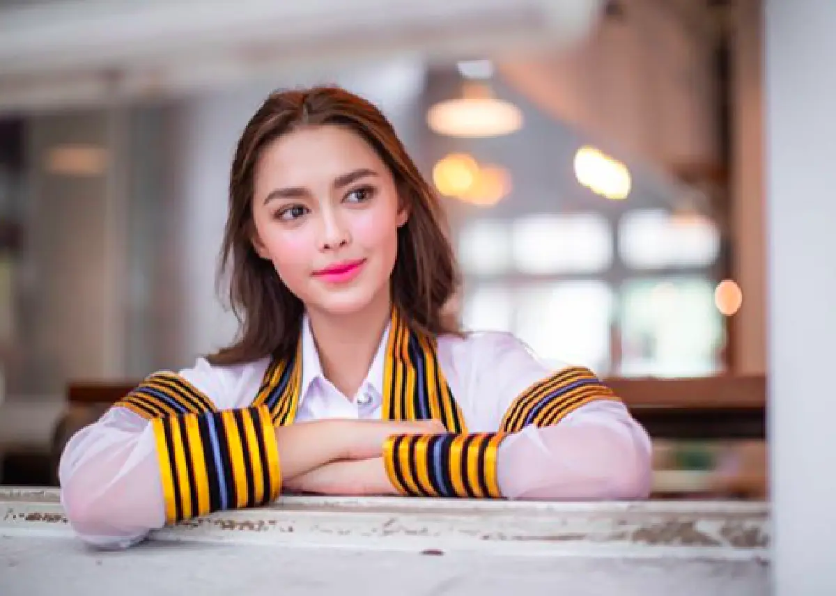 ส่องภาพ “แพทริเซีย” ในชุดครุย ด้านหวานใจไฮโซ “พีช” ขอร่วมเคียงข้าง