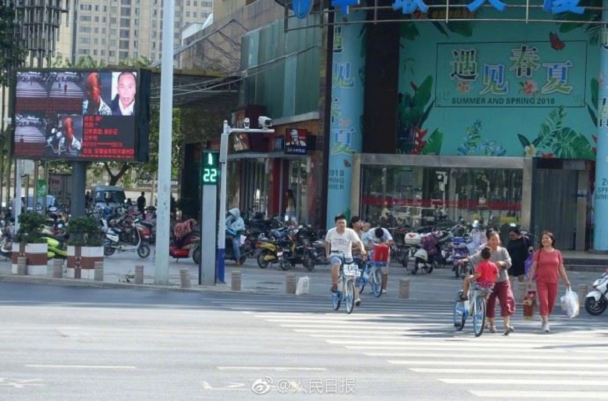 จีนตรวจใบหน้า-โชว์ข้อมูล "คนข้ามถนน" เตือนใจอย่าทำผิดกฎ