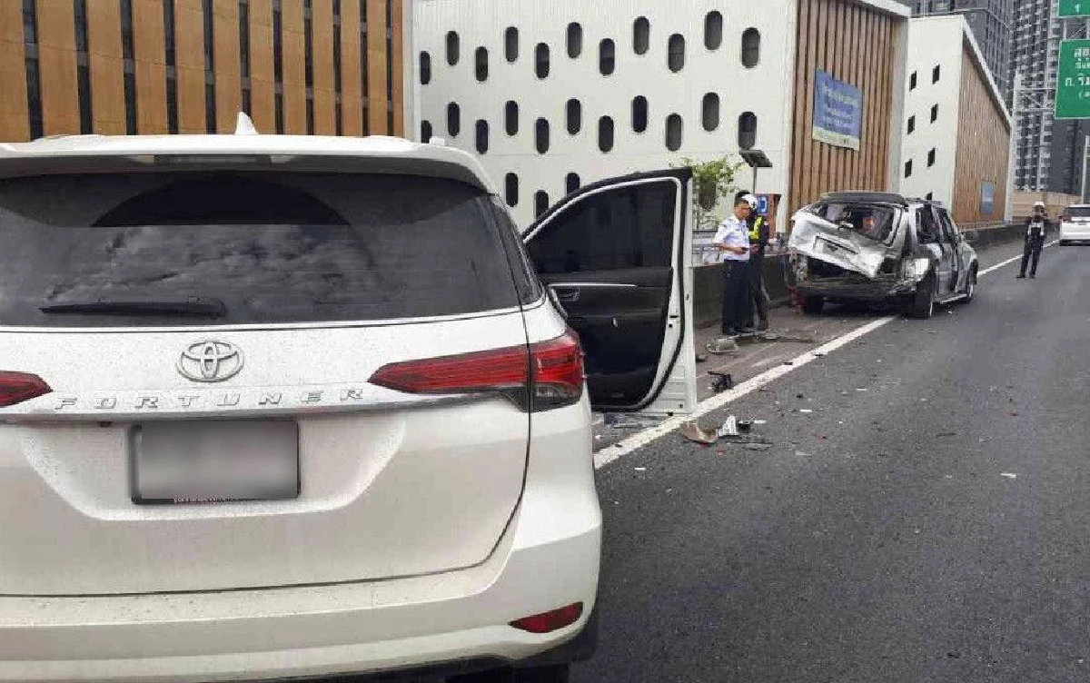 สลด!รถจอดเสียบนทางด่วนเจอชนท้าย หญิงกระเด็นตกลงมาดับ1ราย