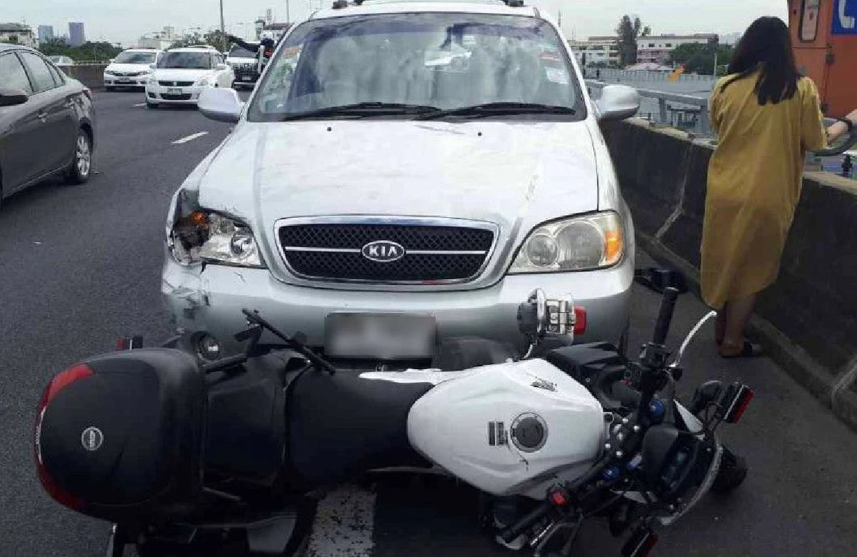 สลด!รถจอดเสียบนทางด่วนเจอชนท้าย หญิงกระเด็นตกลงมาดับ1ราย