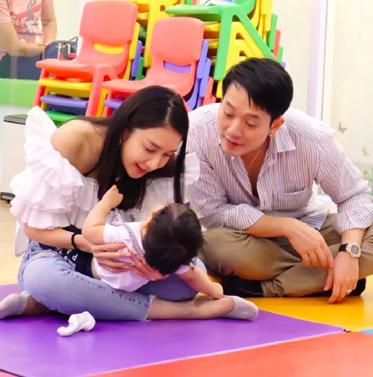 นานๆ ขอที “เนย โชติกา” ชมสามีออกสื่อ เนื่องในวันครบรอบแต่งงาน 2 ปี