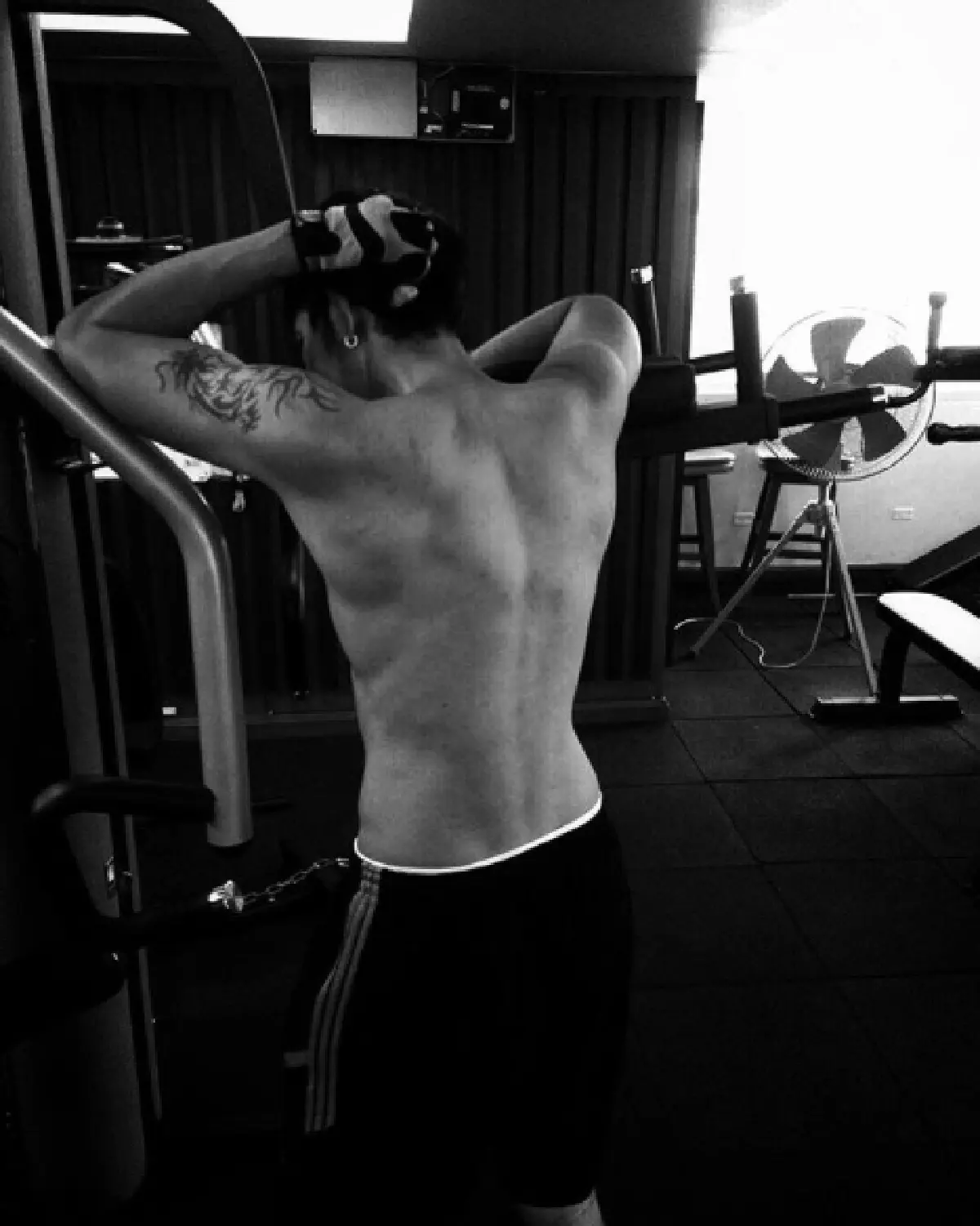 ส่องซิกแพคสุดเปรี๊ยะของ "กัญจน์ ภักดีวิจิตร" เจ้าของฉายา "นักปิ้งไก่ในตำนาน”