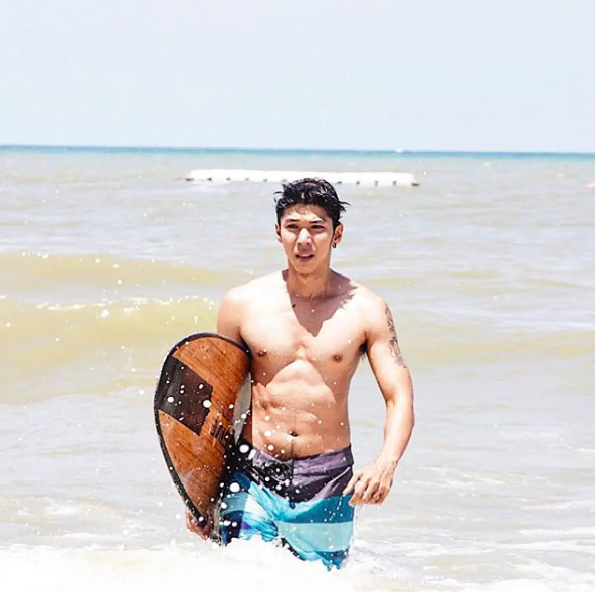 ส่องซิกแพคสุดเปรี๊ยะของ "กัญจน์ ภักดีวิจิตร" เจ้าของฉายา "นักปิ้งไก่ในตำนาน”