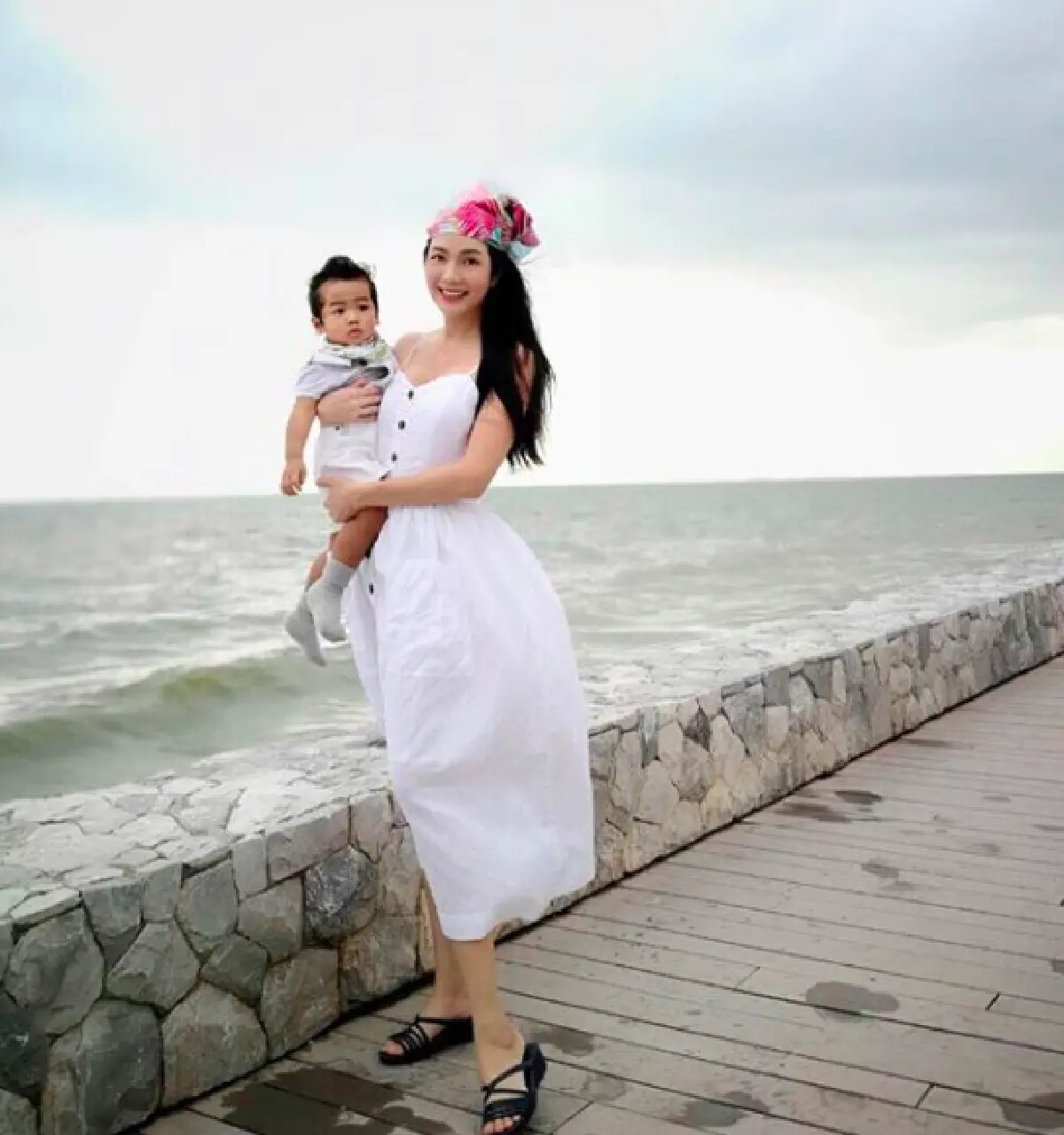 “แม่อ๋อม” อวดหุ่นเป๊ะ เรียวขาสวย หลังพา “น้องจอมทัพ” เที่ยวทะเลหัวหิน