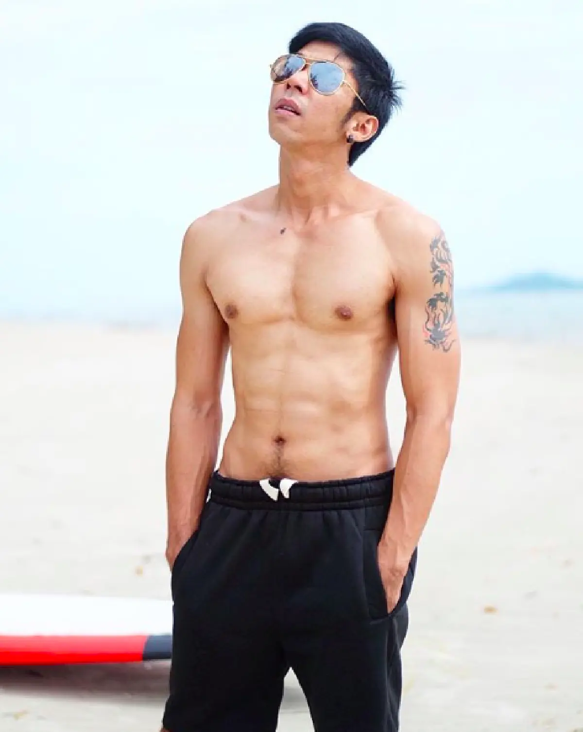 ส่องซิกแพคสุดเปรี๊ยะของ "กัญจน์ ภักดีวิจิตร" เจ้าของฉายา "นักปิ้งไก่ในตำนาน”