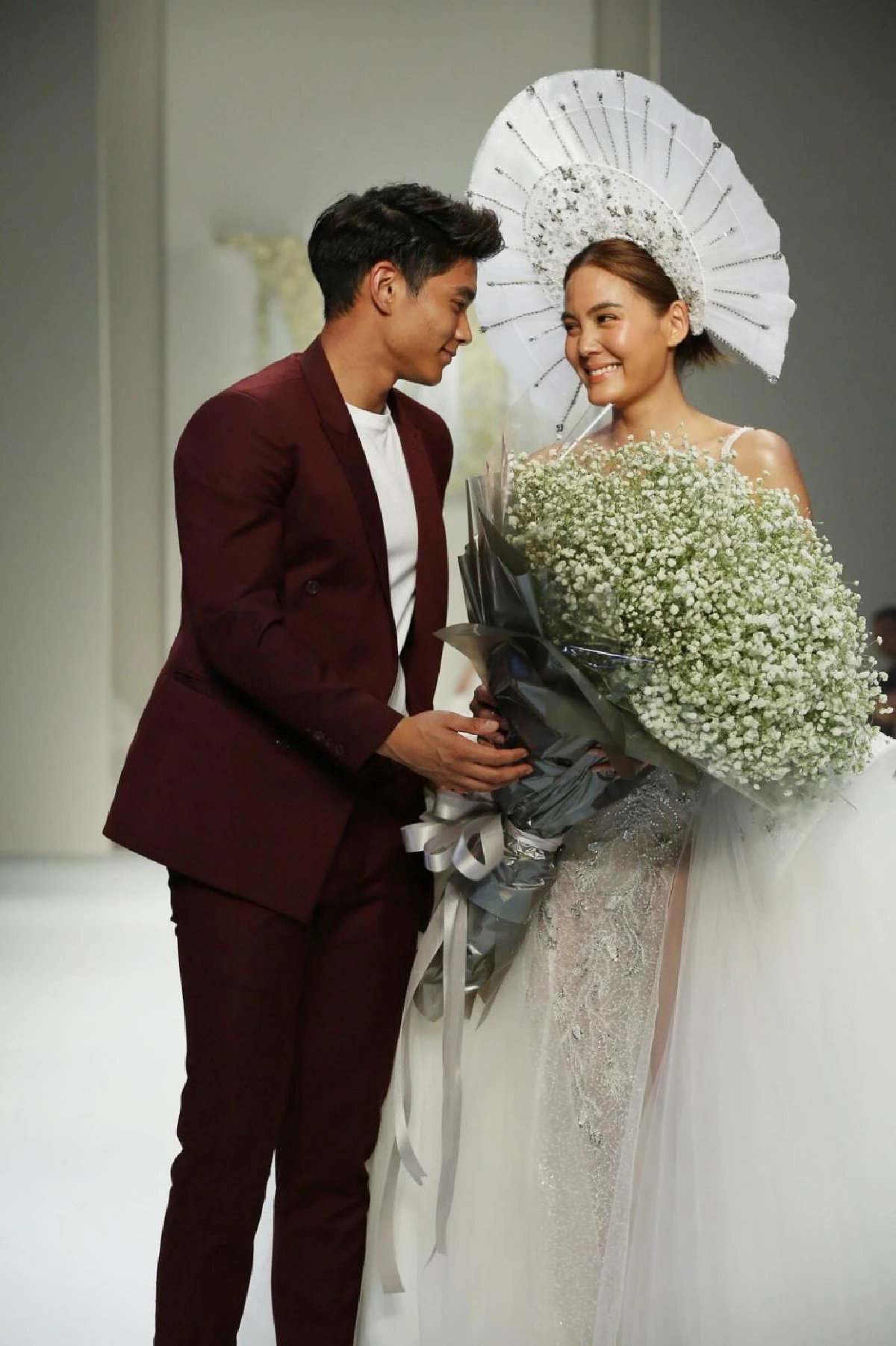 ฟินทั้งงาน! “มิกกี้” ทำเซอร์ไพรส์ หอบดอกไม้ให้ “เจนี่” บนรันเวย์