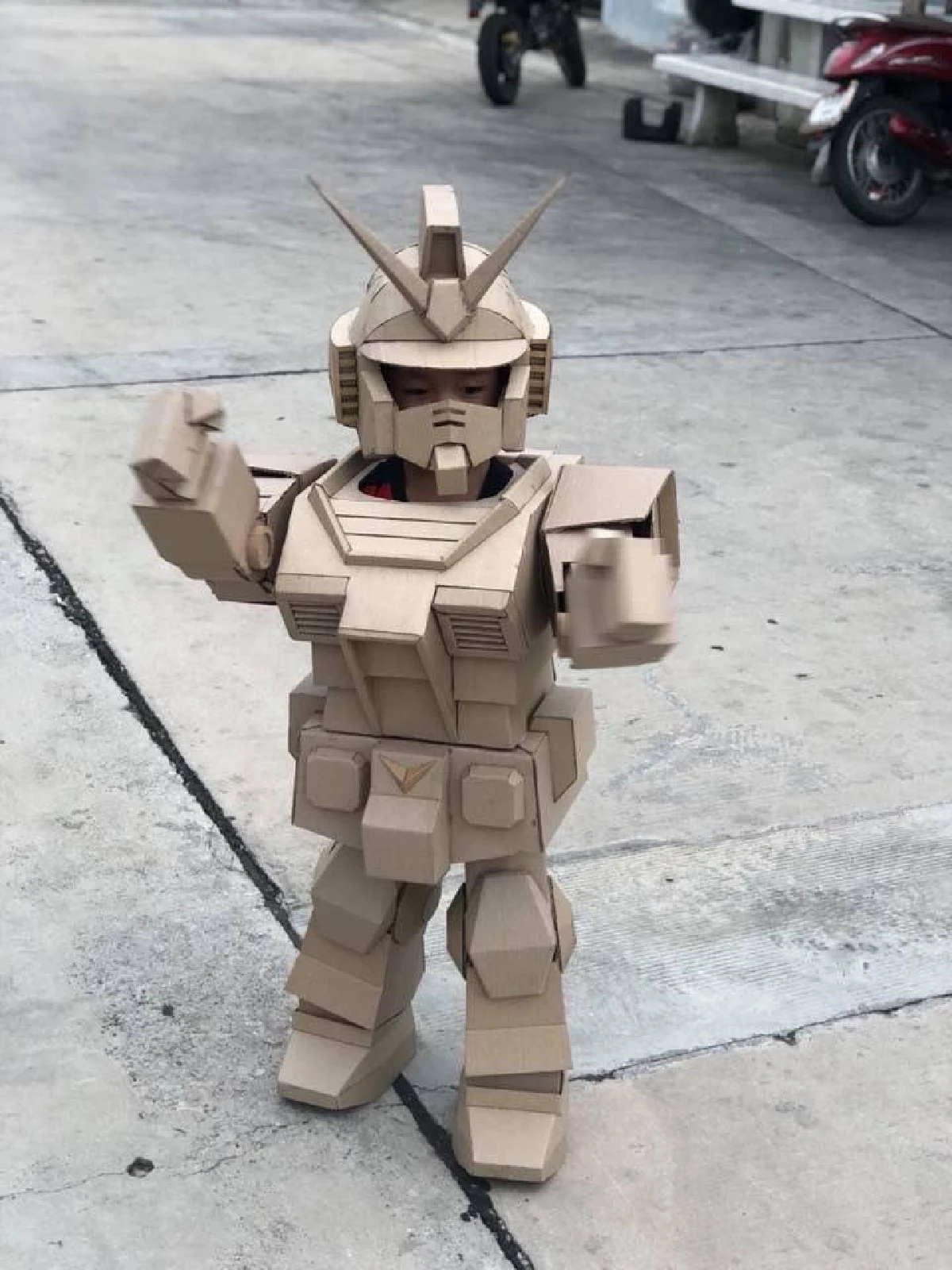 คุณพ่อสร้างสรรค์กล่องกระดาษไร้ค่าเป็นหุ่นยนต์ให้ลูกชาย