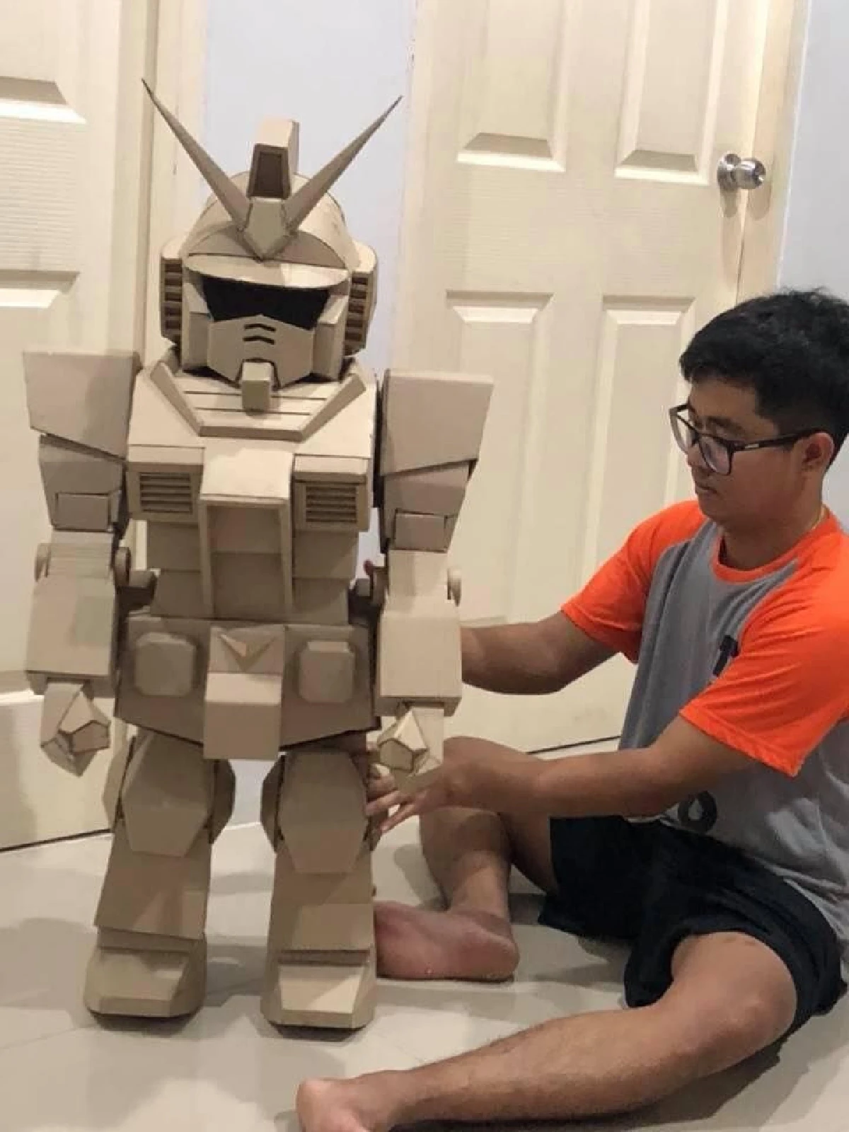 คุณพ่อสร้างสรรค์กล่องกระดาษไร้ค่าเป็นหุ่นยนต์ให้ลูกชาย