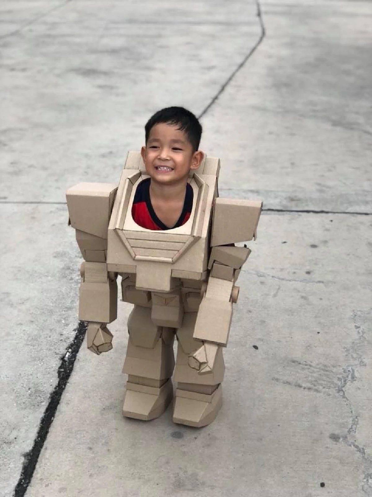 คุณพ่อสร้างสรรค์กล่องกระดาษไร้ค่าเป็นหุ่นยนต์ให้ลูกชาย