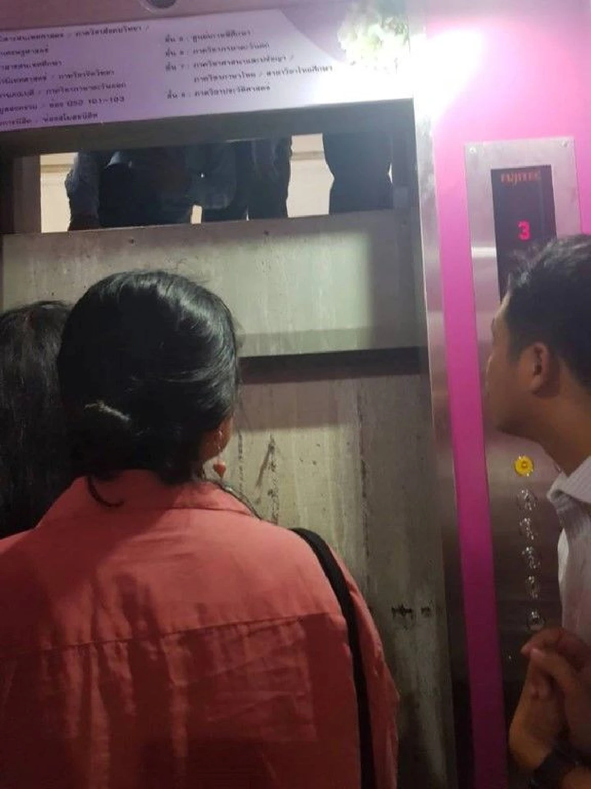 กลุ่มนักศึกษาติดลิฟท์ในมหาวิทยาลัย-เผยค้างบ่อย
