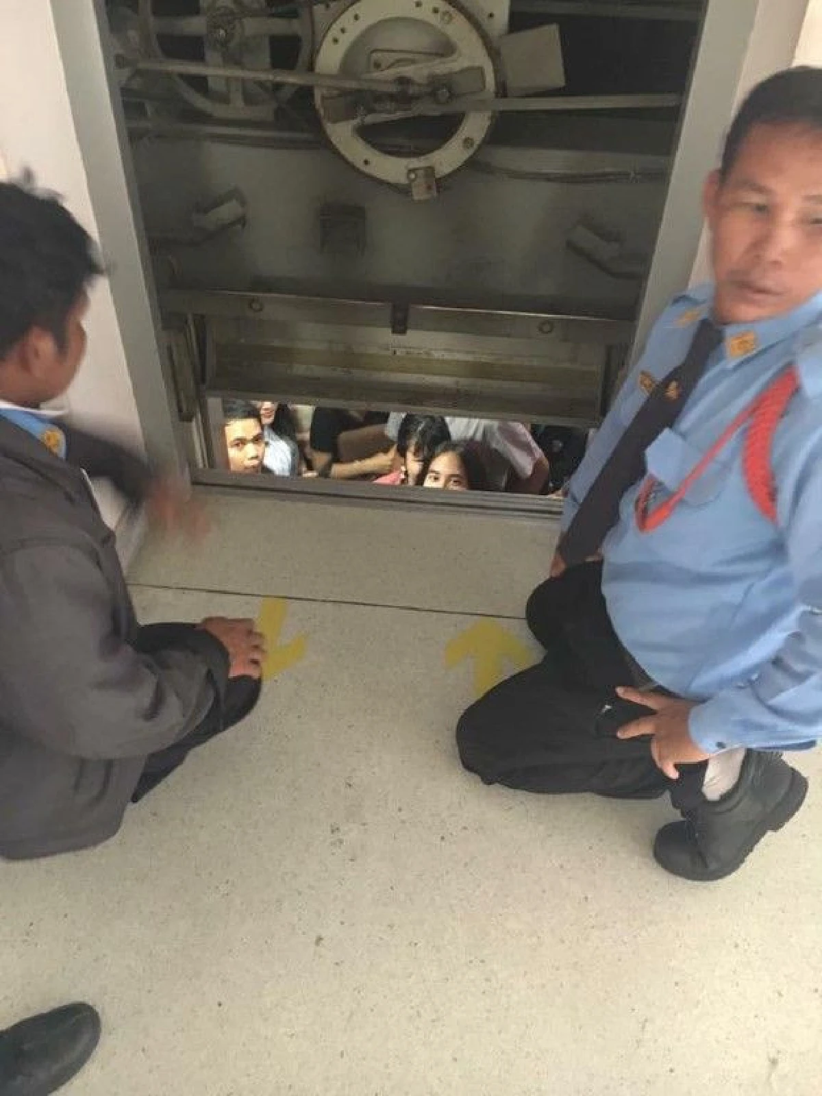 กลุ่มนักศึกษาติดลิฟท์ในมหาวิทยาลัย-เผยค้างบ่อย