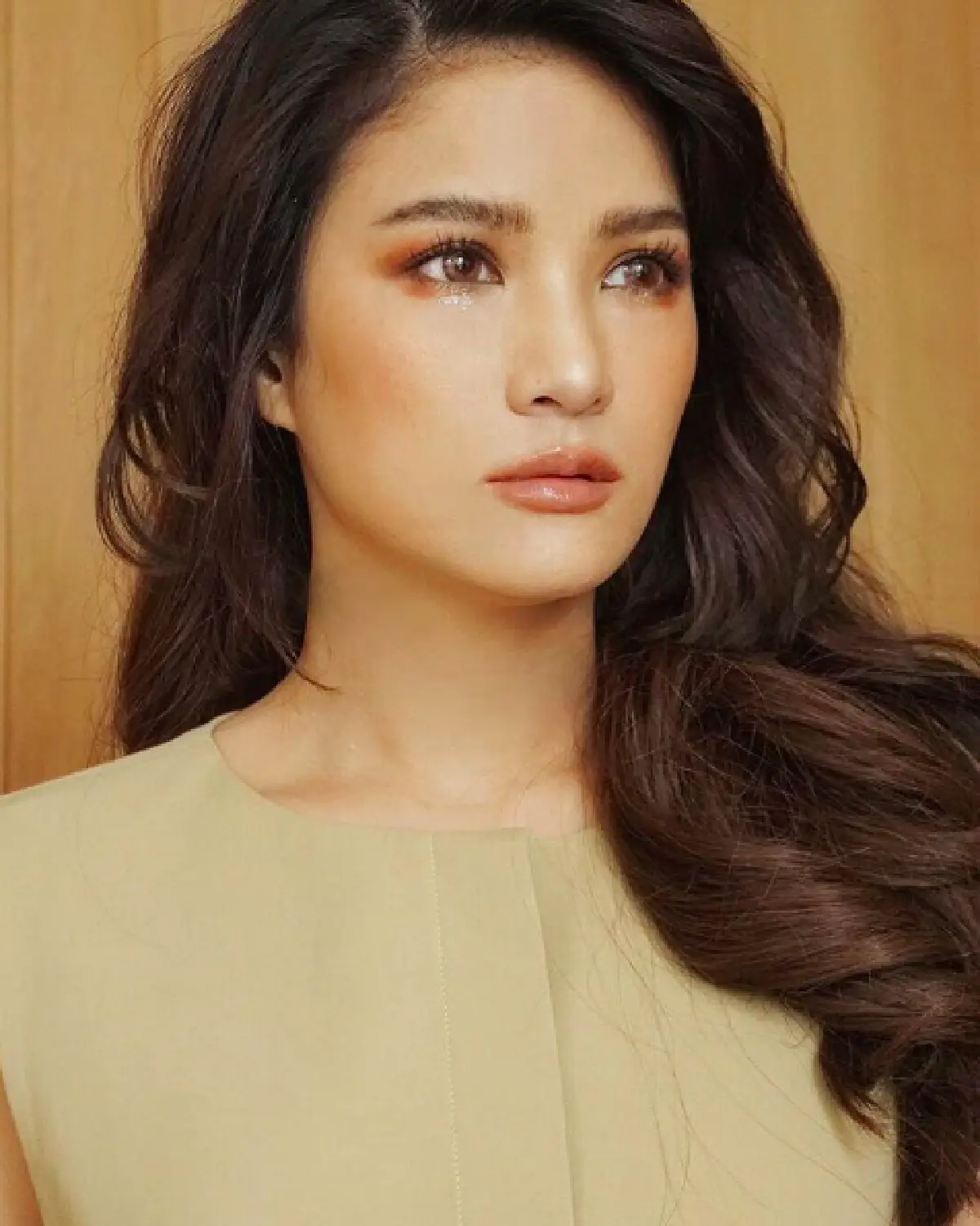 "แพรว คณิตกุล” เปลี่ยนลุคจากสาวติสท์ห้าวๆ มาในลุคสาวสวย ดูแพง