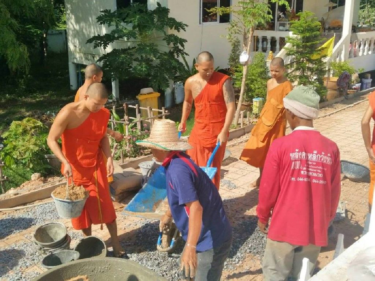 "พระเณร" อ.พิมายร่วมใจชาวบ้านผสมปูนเทพื้นวัด "พระเณร" อ.พิมายร่วมใจชาวบ้านผสมปูนเทพื้นวัด