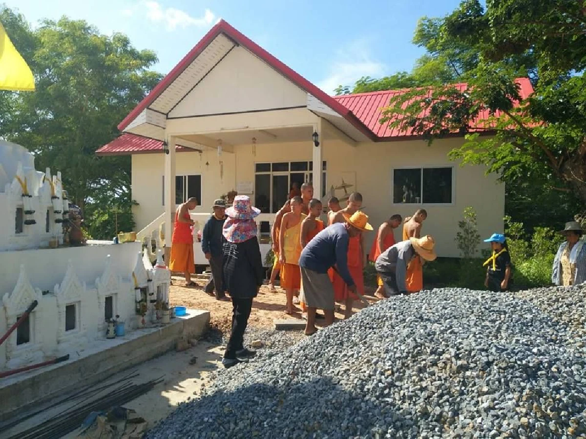 "พระเณร" อ.พิมายร่วมใจชาวบ้านผสมปูนเทพื้นวัด