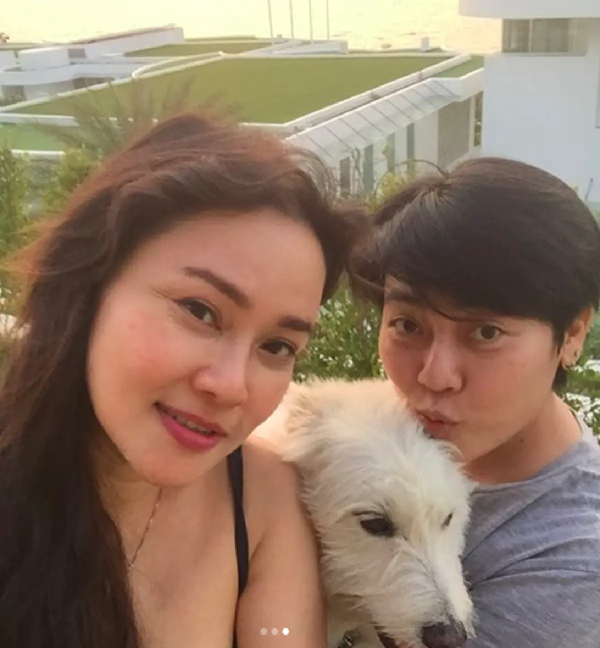 แทบใจสลาย! “ใหม่" จูบลาน้องหมาระหว่างทำพิธีฝัง ร้องไห้จนแทบขาดใจ