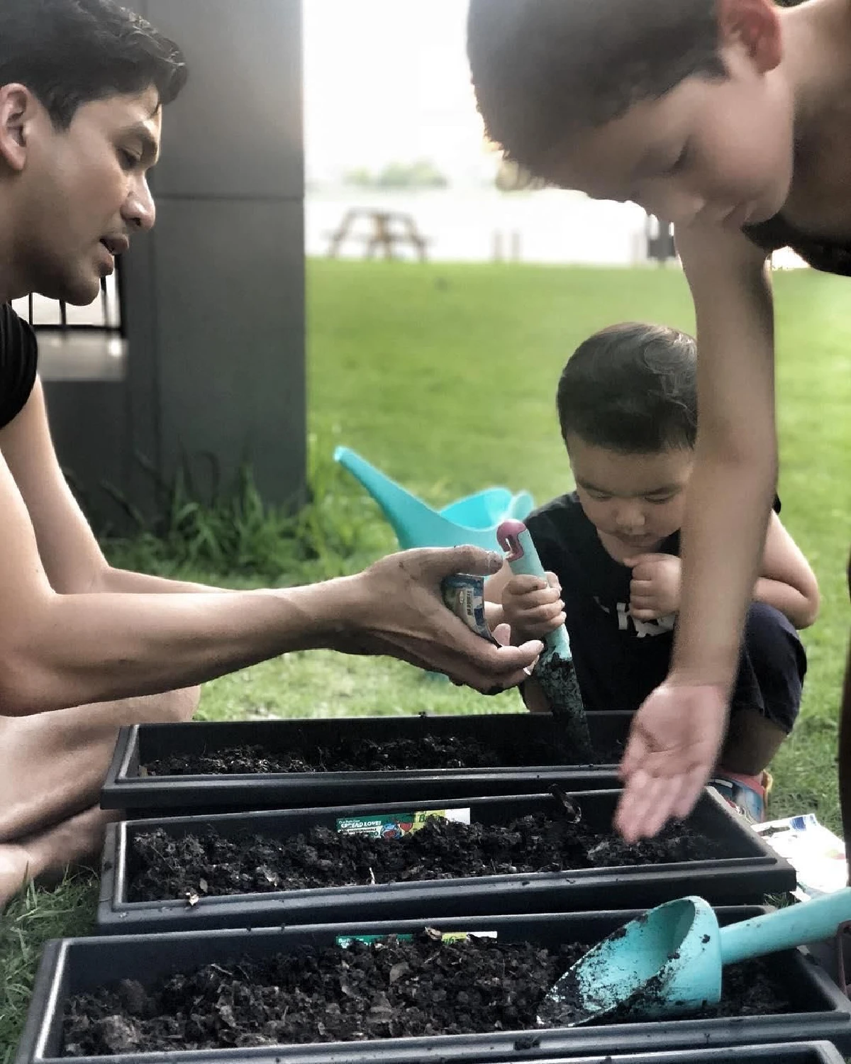 “ป๋อ” สุดภูมิใจ! หลังสอนลูกปลูกผักสวนครัวกินเองที่บ้าน