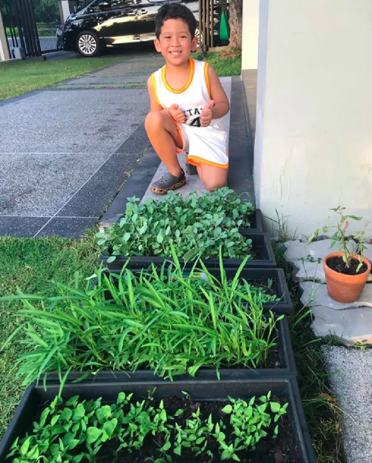 “ป๋อ” สุดภูมิใจ! หลังสอนลูกปลูกผักสวนครัวกินเองที่บ้าน