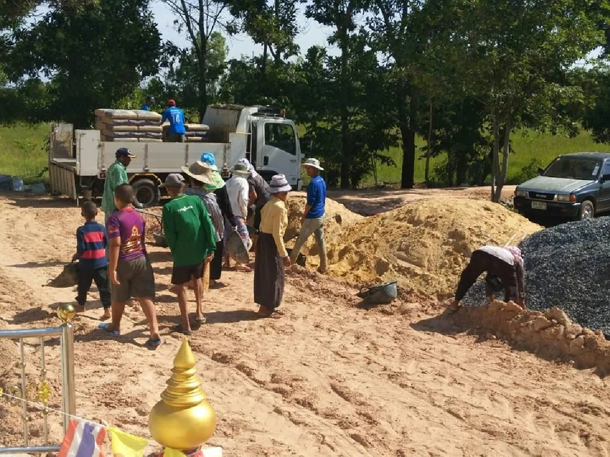 "พระเณร" อ.พิมายร่วมใจชาวบ้านผสมปูนเทพื้นวัด