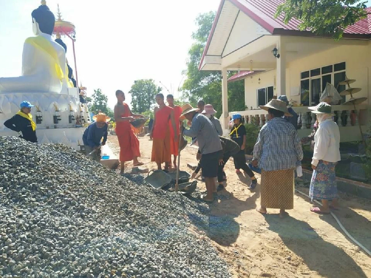 "พระเณร" อ.พิมายร่วมใจชาวบ้านผสมปูนเทพื้นวัด