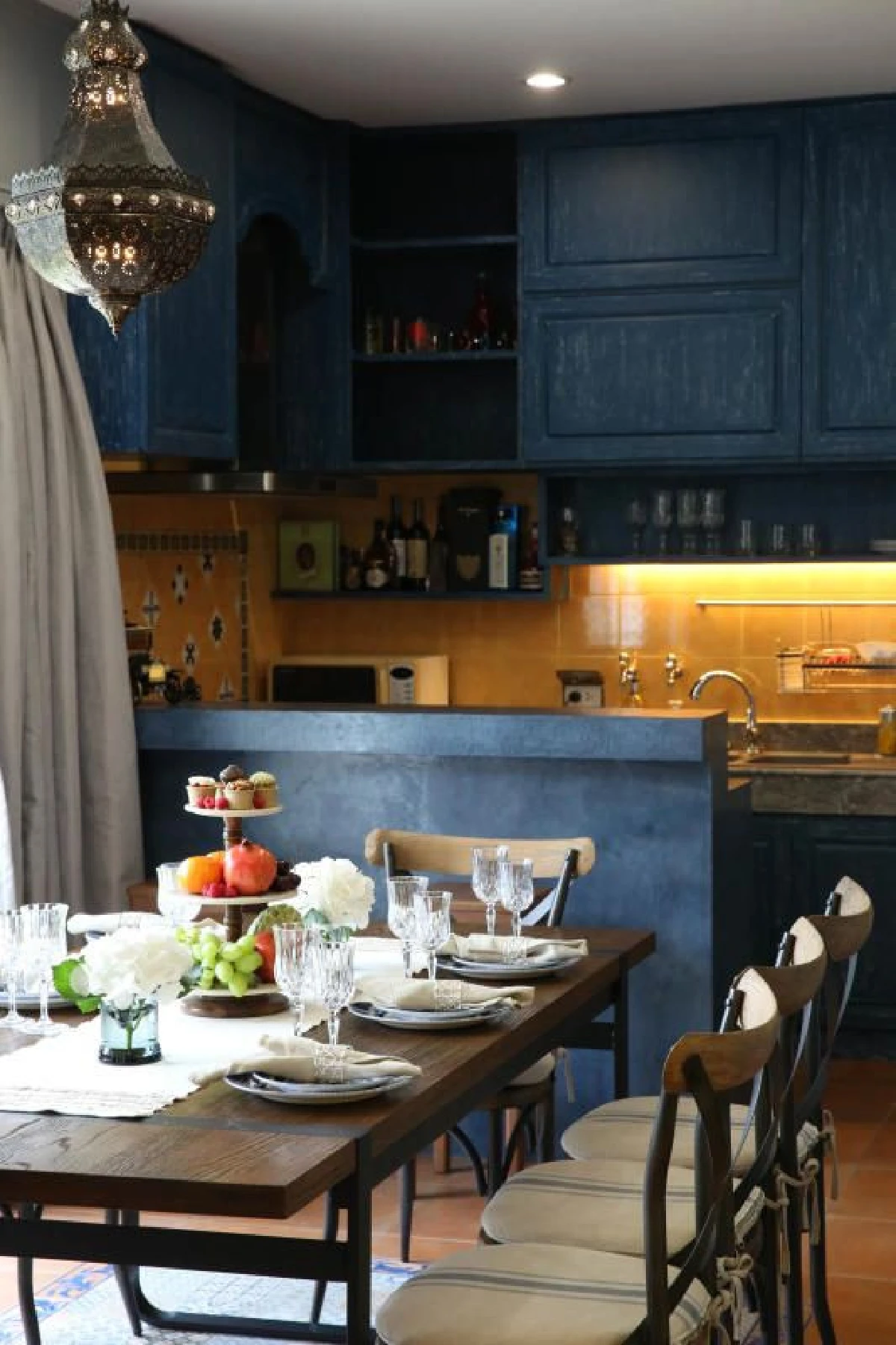 ดร.ศิริยุพา รุ่งเริงสุข สุขกับเฟอร์นิเจอร์โบราณในบ้านเมดิเตอร์เรเนียน