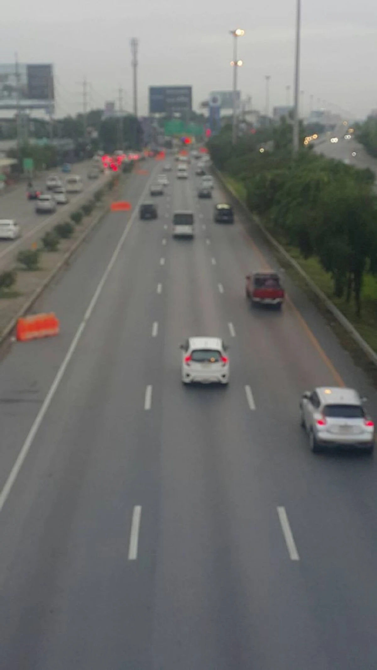 ตร.ทางหลวงบางใหญ่แก้ปัญหาวิ่งไหล่ทางด้วย "แบริเออร์"