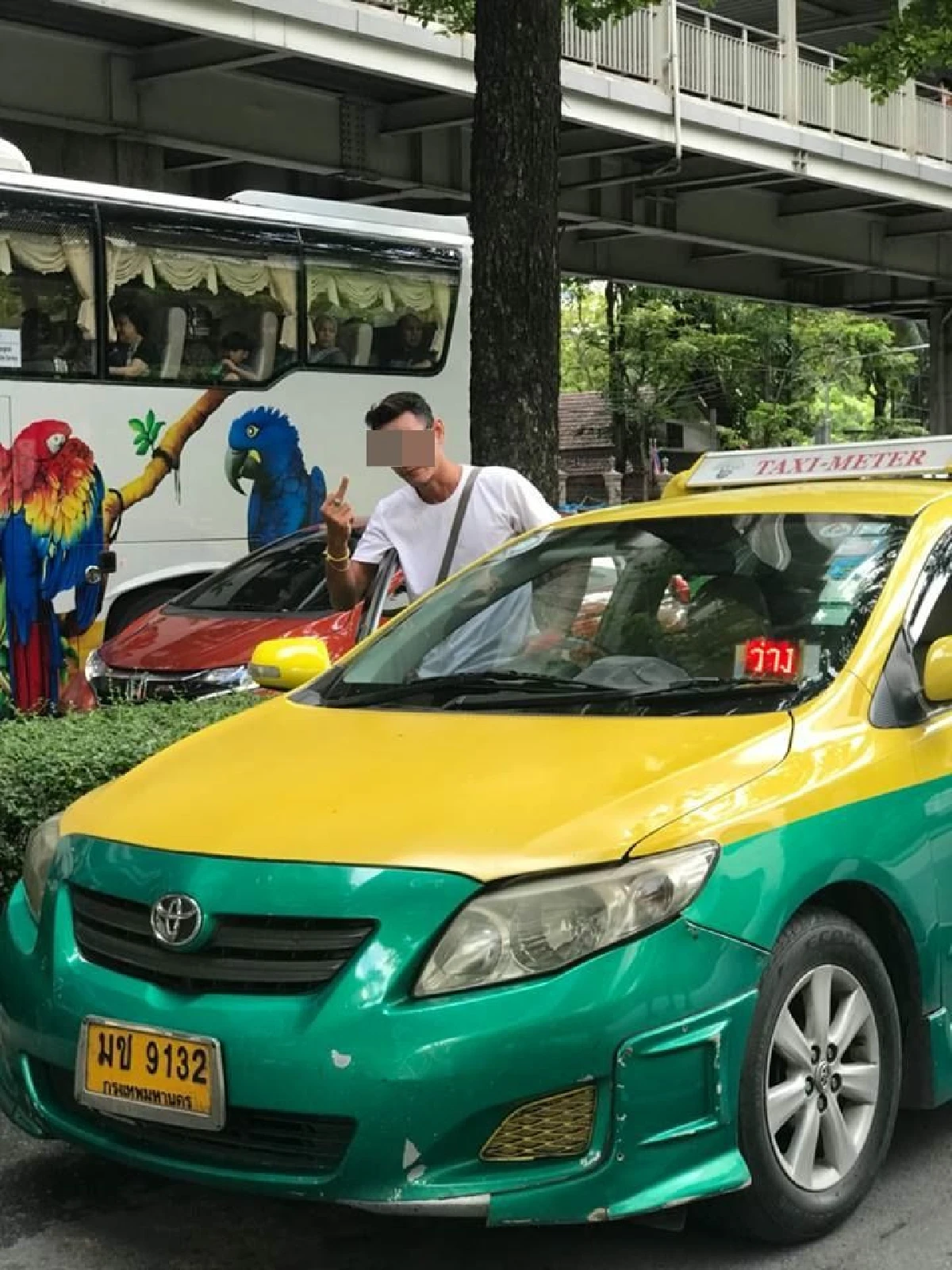 "แท็กซี่" หน้าเซ็นทรัลเวิลด์ ปฏิเสธ-ไม่กดมิเตอร์-ยกนิ้วกลางใส่ผู้โดยสาร