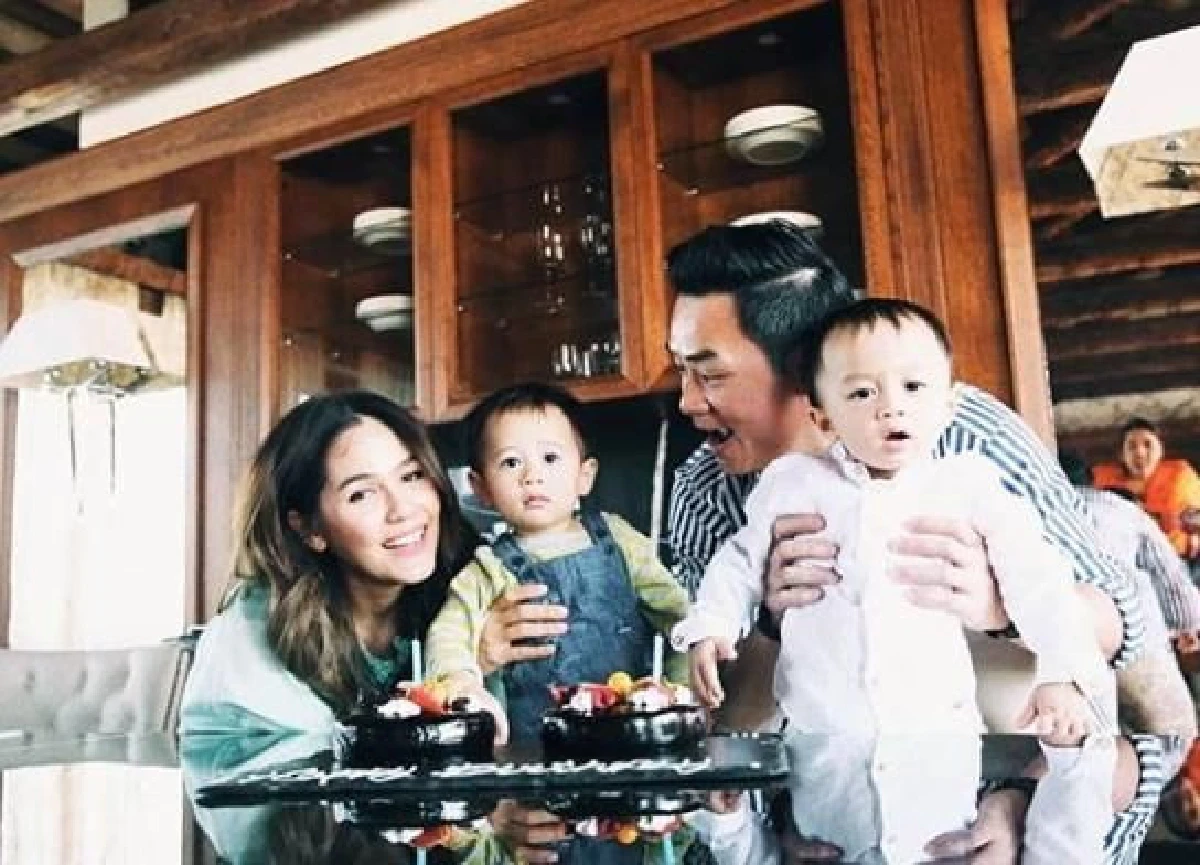 1 ขวบแล้ว! ชมพู่-น็อต พา สายฟ้า-พายุ เป่าเค้กวันเกิดไกลถึงอิตาลี (คลิป)