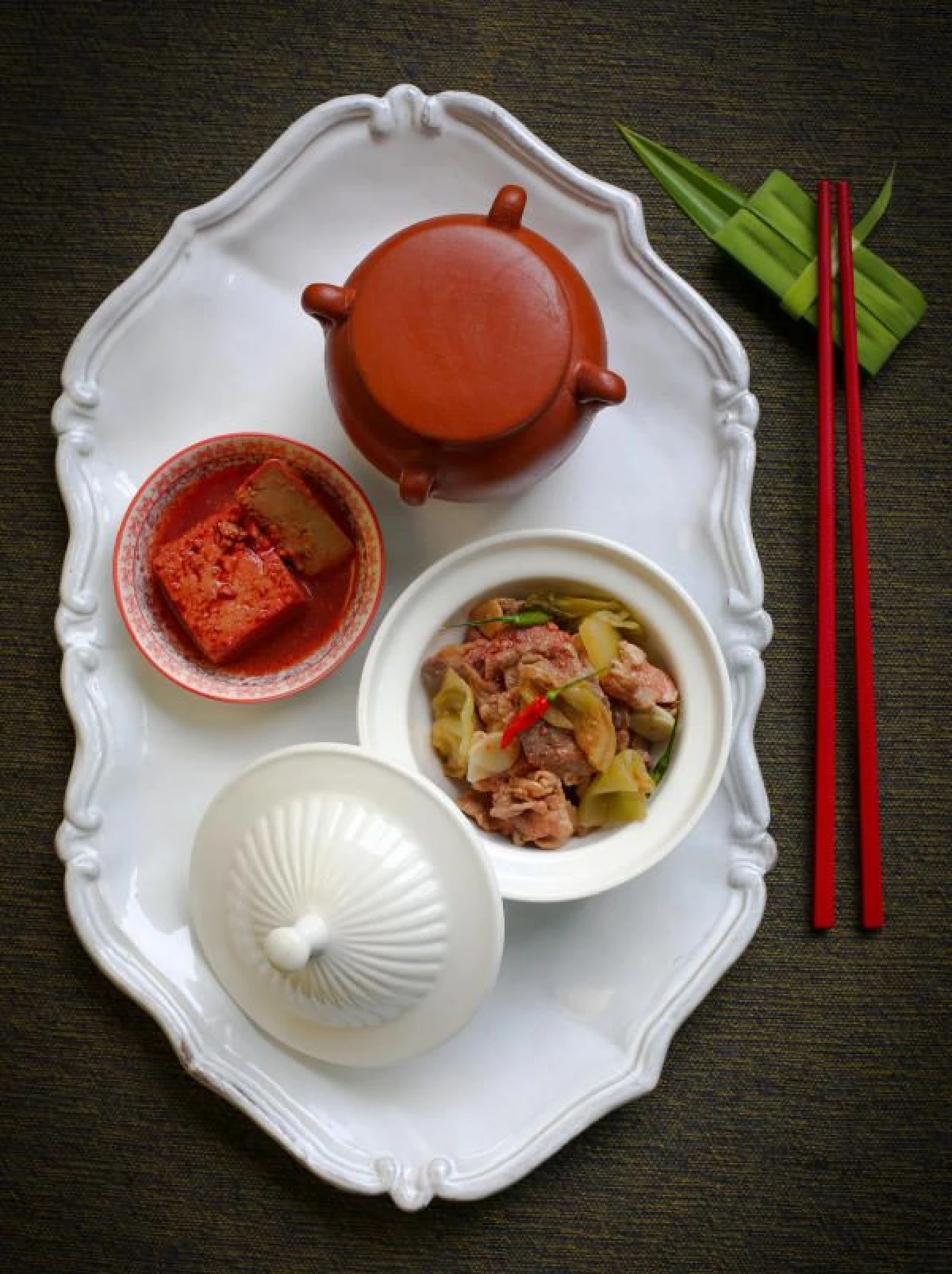 ข้าวต้มกุ๊ย พุ้ยกับแกล้ม หมูผัดเต้าหู้ยี้แดง