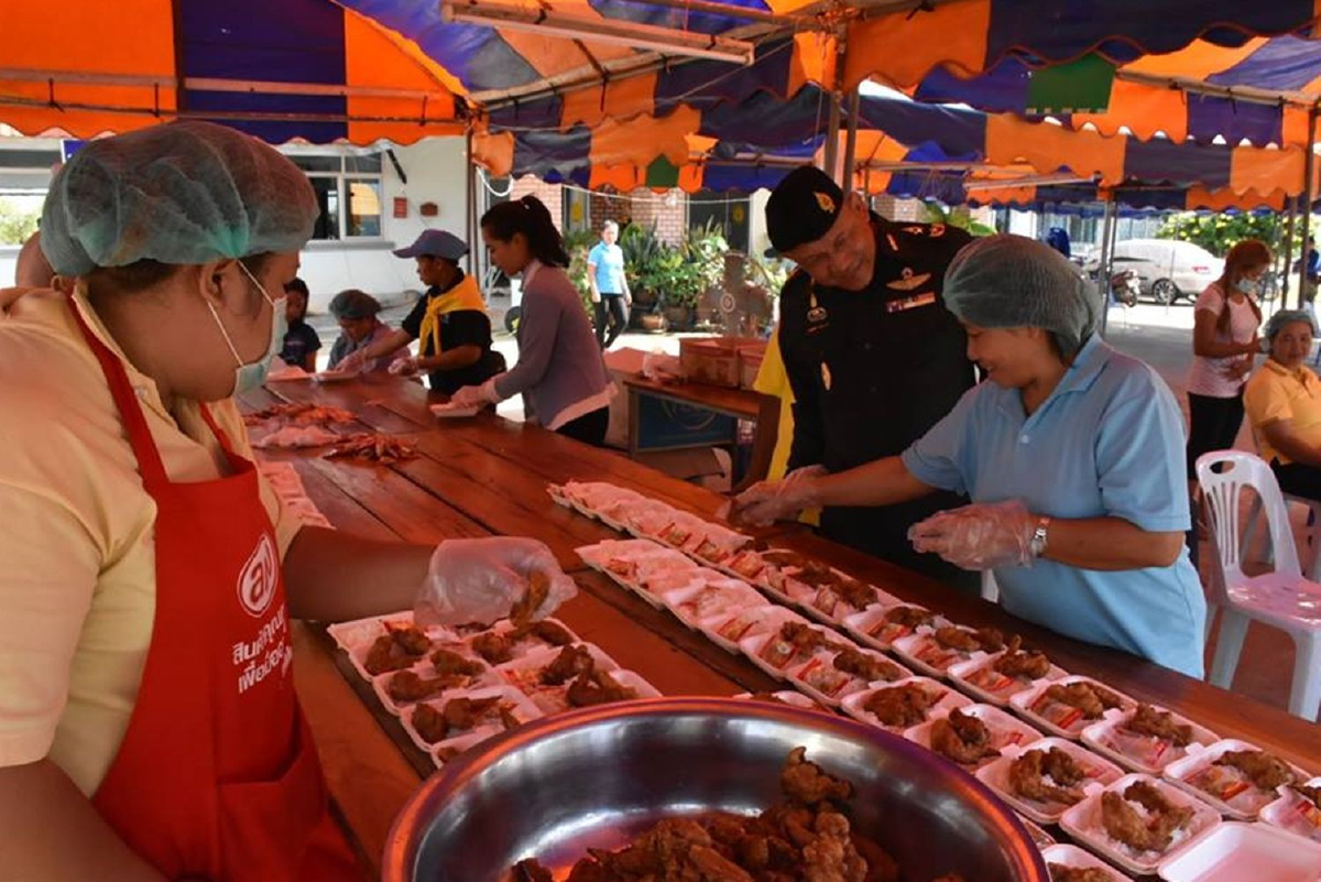ทหารตั้งโรงครัวพระราชทานช่วยชาวนครพนมจมน้ำท่วม ทหารตั้งโรงครัวพระราชทานช่วยชาวนครพนมจมน้ำท่วม