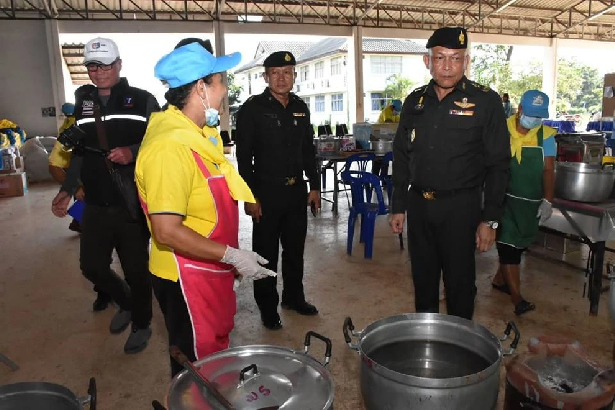 ทหารตั้งโรงครัวพระราชทานช่วยชาวนครพนมจมน้ำท่วม