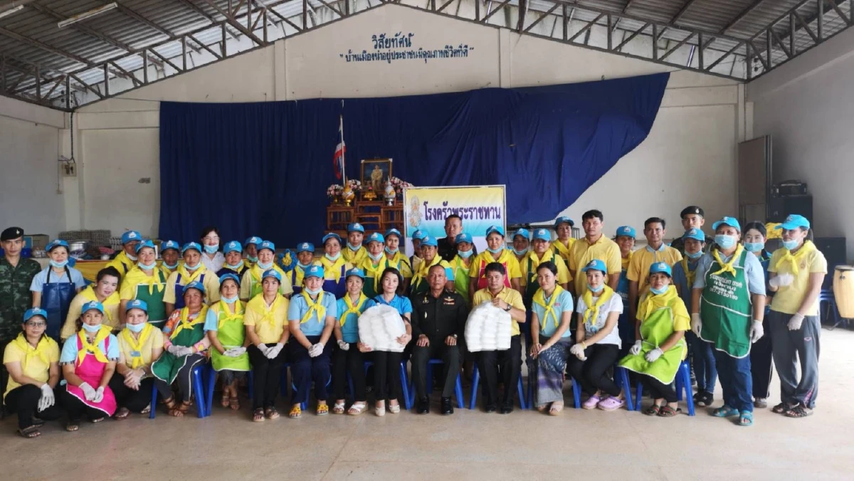 ทหารตั้งโรงครัวพระราชทานช่วยชาวนครพนมจมน้ำท่วม