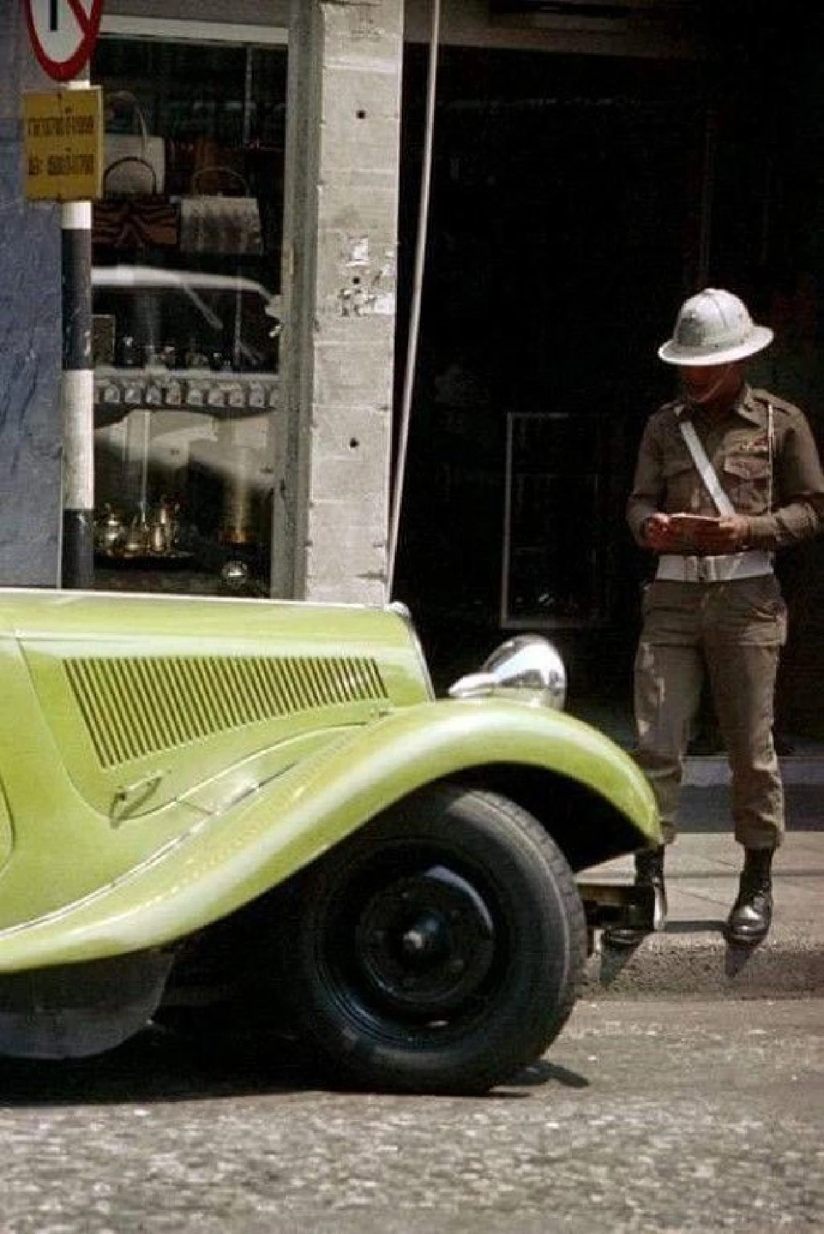 คลาสสิค! ชมภาพการแต่งตัวของ "ตำรวจจราจร" ในสมัยก่อน