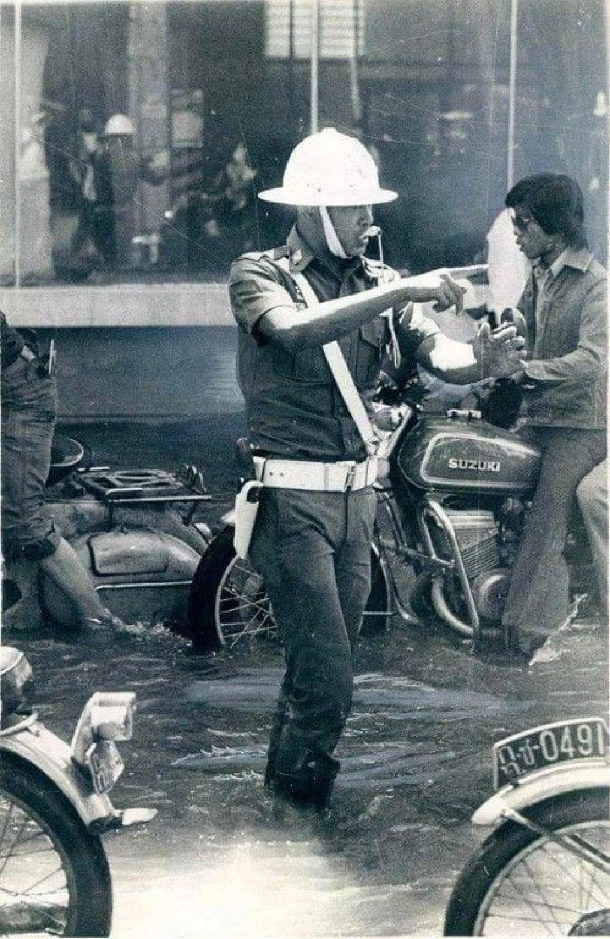 คลาสสิค! ชมภาพการแต่งตัวของ "ตำรวจจราจร" ในสมัยก่อน