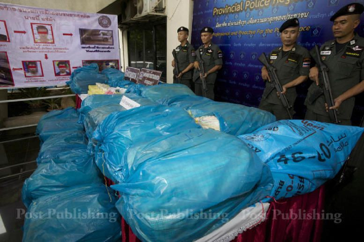 รวบ2หนุ่มซิ่งกระบะแหกด่าน สุดท้ายไปไม่รอดค้นรถเจอยาบ้า8.8ล้านเม็ด รวบ2หนุ่มซิ่งกระบะแหกด่าน สุดท้ายไปไม่รอดค้นรถเจอยาบ้า8.8ล้านเม็ด