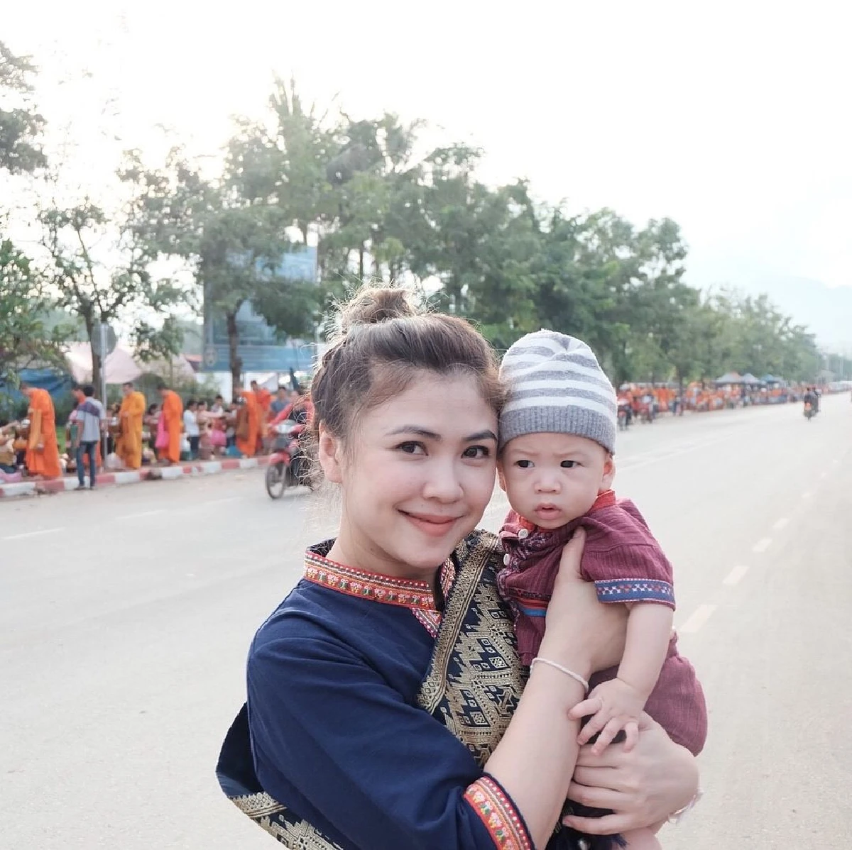 ครอบครัวอบอุ่น! "ชาคริต-แอน" พาน้องโพธิ์ เที่ยวหลวงพระบาง