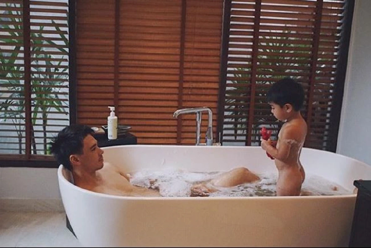 คลิปนี้มีฮา?! น้องดีแลน ช่างสงสัย..ทำไมในกางเกง พ่อแมทธิว มีงูหลับอยู่