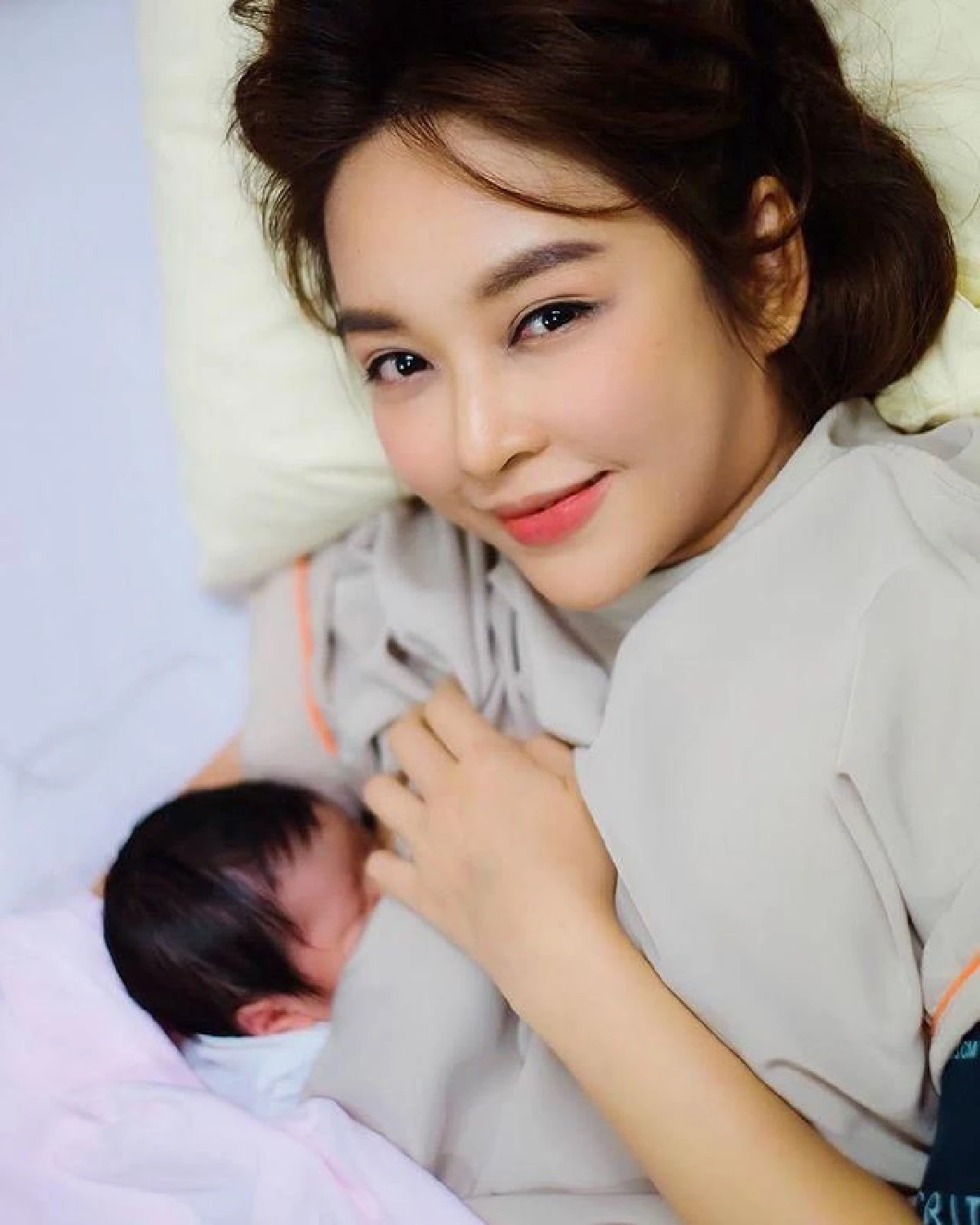 ความสุขของคนเป็นแม่! เป้ย ปานวาด เผยคลิปให้นมลูกสาวได้ตั้งแต่วันแรก