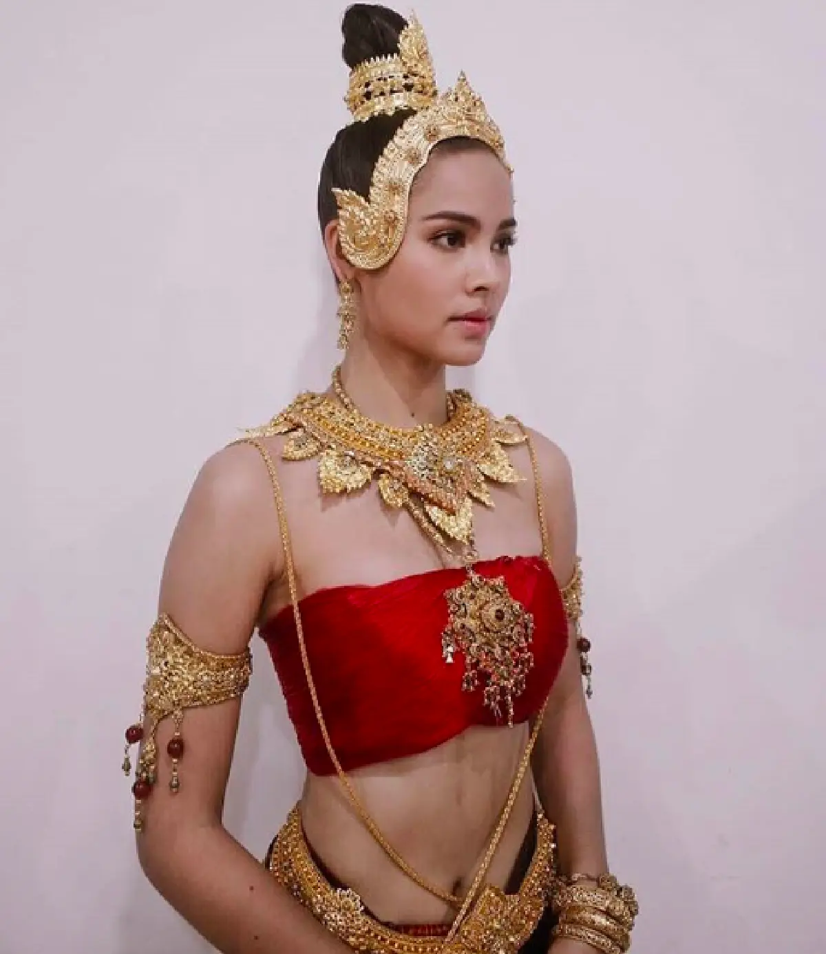 สะกดทุกสายตา! “แต้ว-ญาญ่า” นำทีมรำบวงสรวงพญานาค เปิดตัว "นาคี 2"