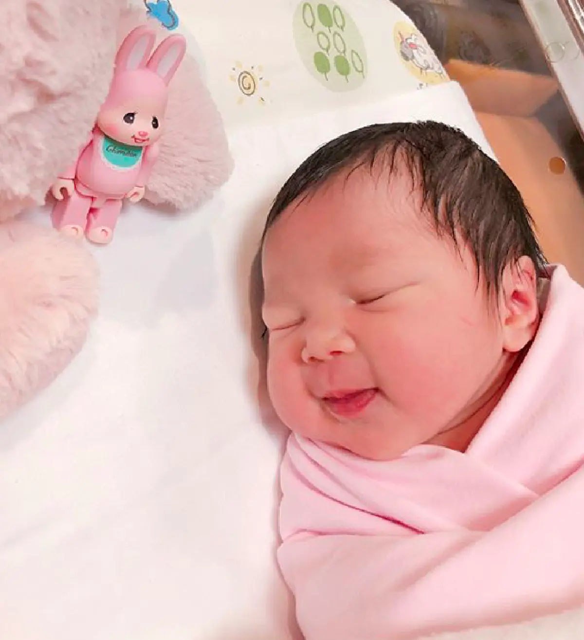 ส่องภาพน่ารักน่าชัง “น้องปาลิน” ลูกสาว “แม่เป้ย-พ่อป๊อป”