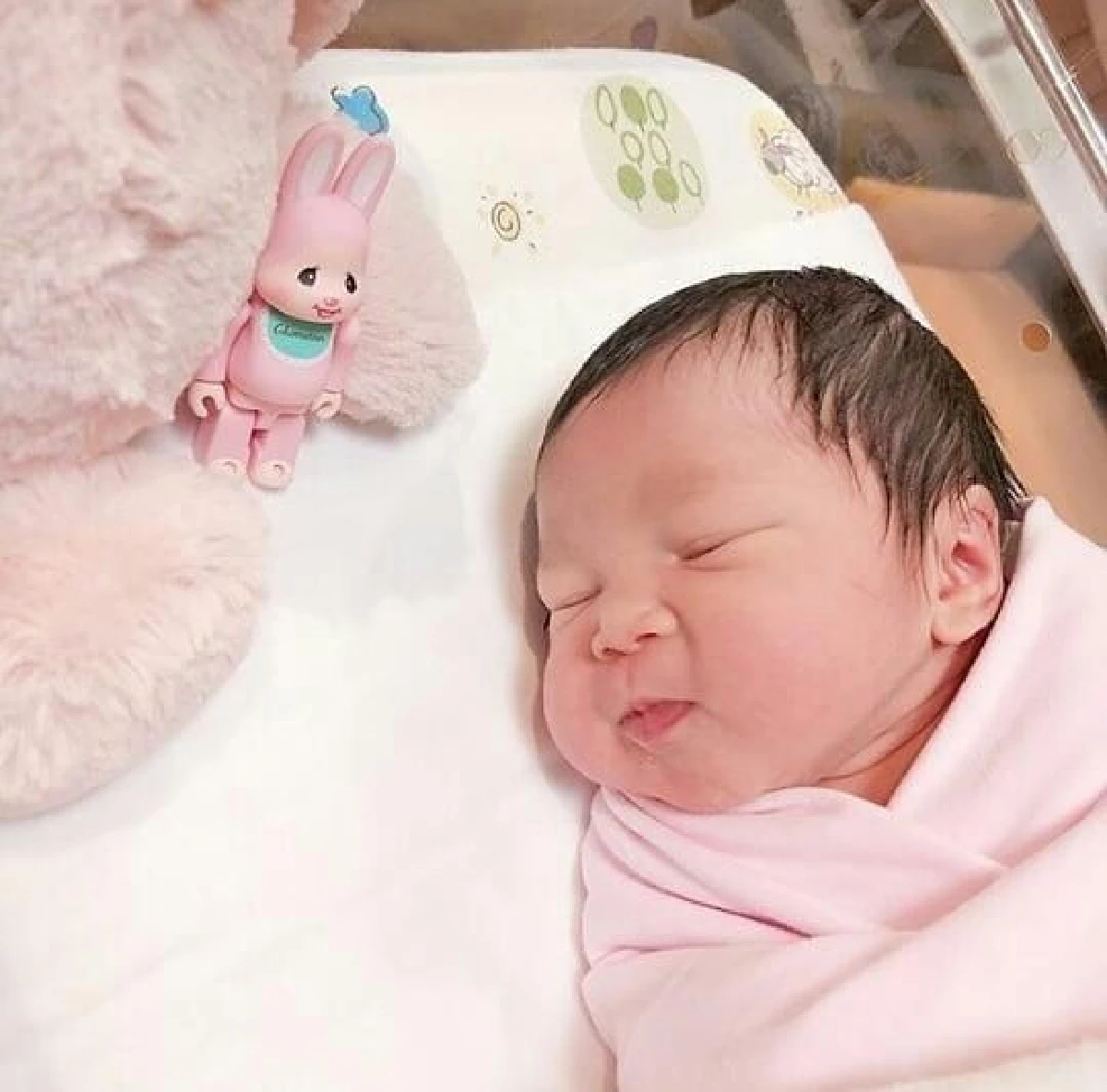 ความสุขของคนเป็นแม่! เป้ย ปานวาด เผยคลิปให้นมลูกสาวได้ตั้งแต่วันแรก