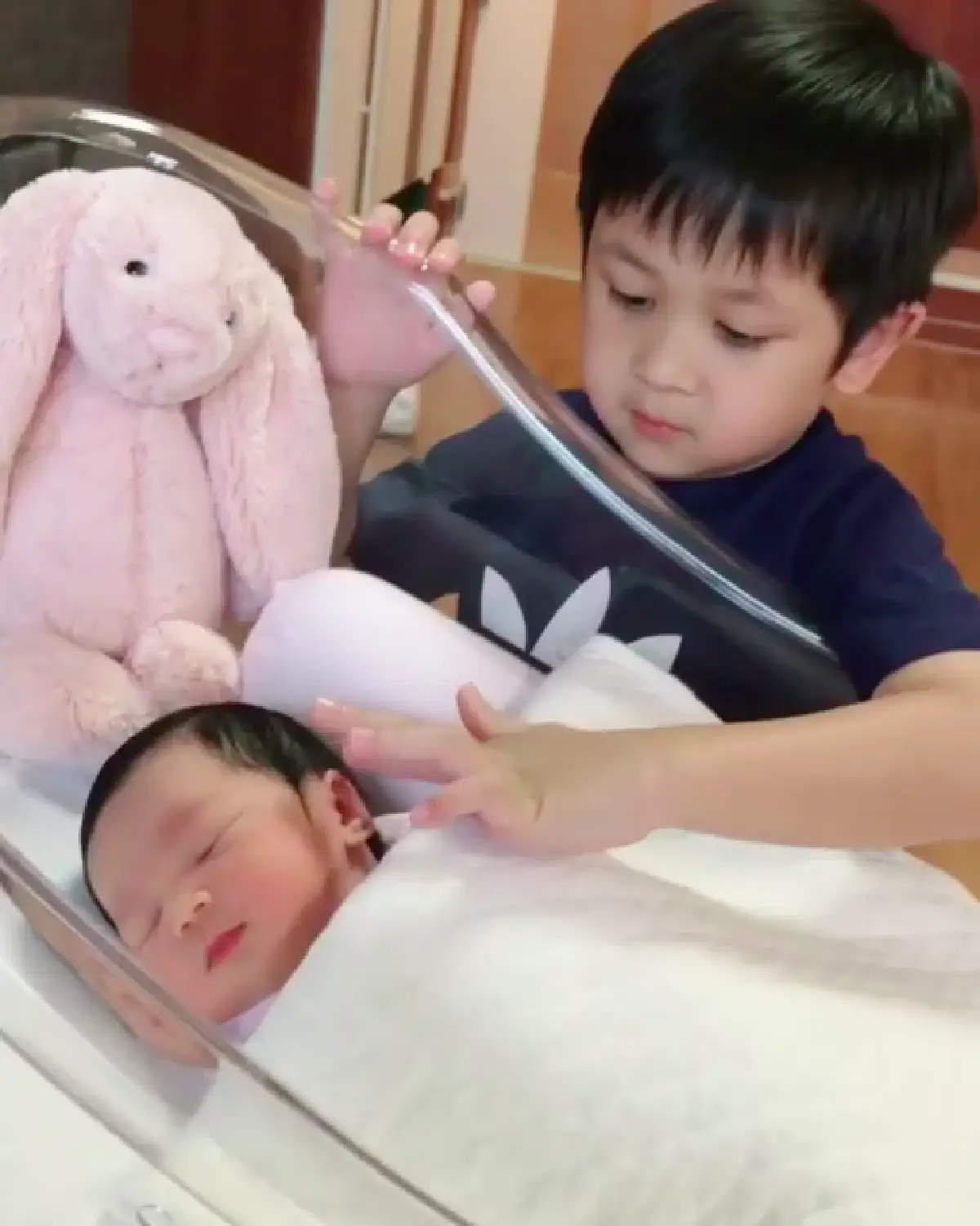 ส่องภาพน่ารักน่าชัง “น้องปาลิน” ลูกสาว “แม่เป้ย-พ่อป๊อป”