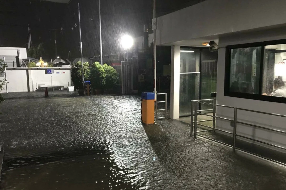 โกลาหลฝนตกหนักที่บางปะอินนิคมฯบ้านหว้าหวิดจมท่วมระบายทิ้งได้ทัน