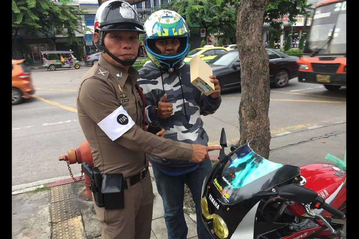 ประทับใจตำรวจหลังไม่สั่งปรับแต่บอกให้ไปซื้อกระจกมาใส่ ประทับใจตำรวจหลังไม่สั่งปรับแต่บอกให้ไปซื้อกระจกมาใส่