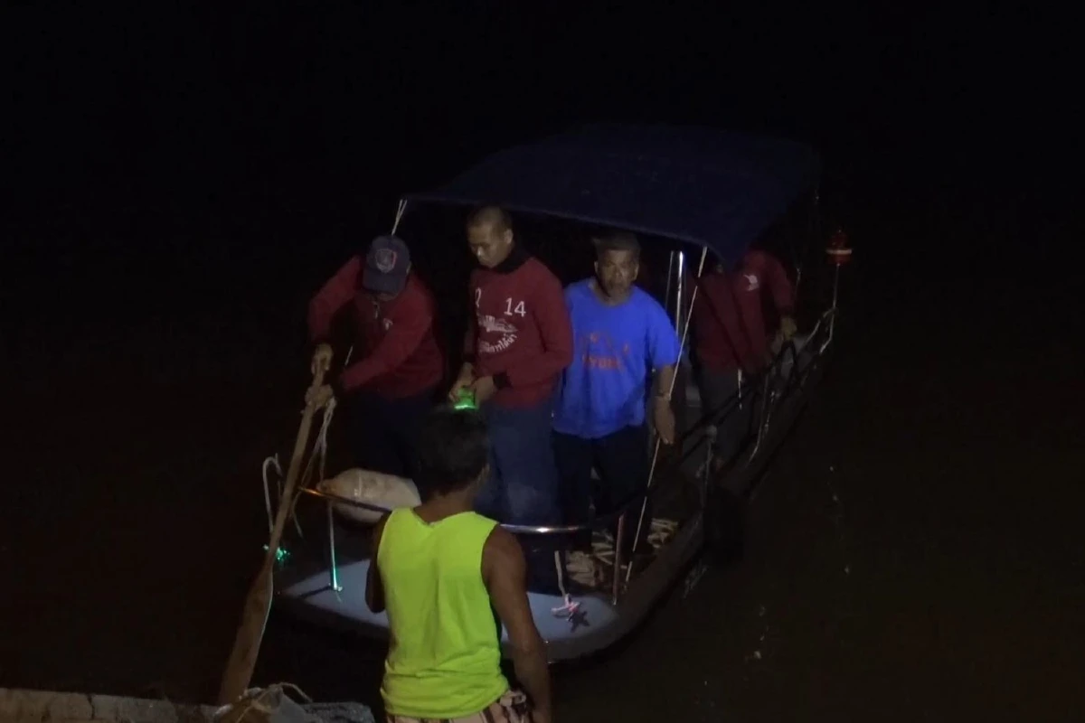 เรือประมงพื้นบ้านออกไปดักปูล่มกลางทะเลสาบสงขลาดับ1รอด3